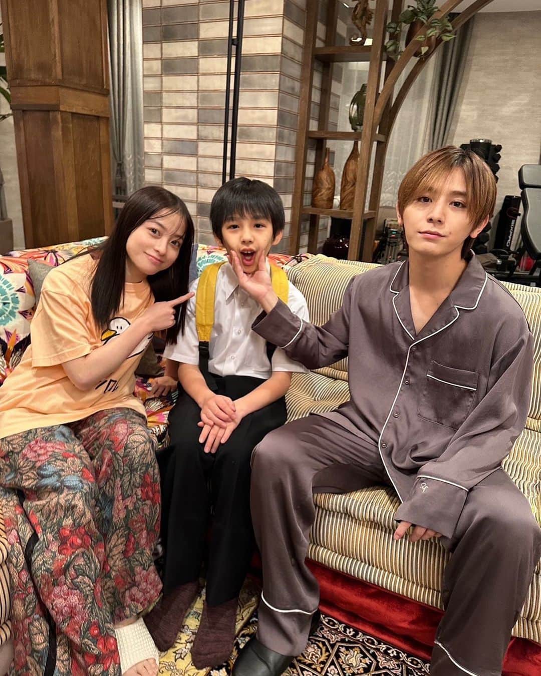 王様に捧ぐ薬指のインスタグラム：「💍  ／ #王様に捧ぐ薬指💍 第7話ご覧頂きありがとうございました🐥🌼 ＼  みなさまいかがでしたでしょうか❔  複雑な展開に胸がぎゅっとなりますが、 来週も見逃せません😶💭  そんな今夜はお兄ちゃんとケンカして 東郷さんのマンションにいきなり泊まりにきた 空くんとのレアな3ショットをお届け🕊  みなさま来週の放送もお楽しみに✔️  #橋本環奈 #環奈ちゃん #山田涼介 (#HeySayJUMP) #高橋奏琉 #TBS #火曜ドラマ  #王様に捧ぐ薬指 #王ささ #小学館 #春ドラマ #ラブコメ #胸キュン  #ドラマ好きな人と繋がりたい  #結婚 #メリット婚 #プロポーズ #夫婦 #夫婦バトル #第7話は5月30日よる10時から👦🏻」