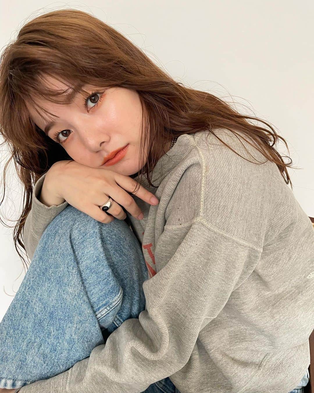 西谷菜々のインスタグラム：「. スウェットデニムにシルバーアクセ👖 ツヤ肌にオレンジメイク🍊 ゆるウェーブのロングヘア👩🏻  定番で変わらずずっとスキなもの♡」
