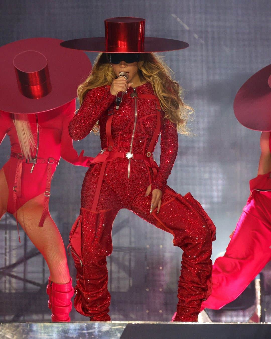 E! Onlineさんのインスタグラム写真 - (E! OnlineInstagram)「Welcome to the #Renaissance Beyhive. 🐝✨ Beyoncé at last night's world tour show in London. (📷: Getty)」5月30日 23時01分 - enews