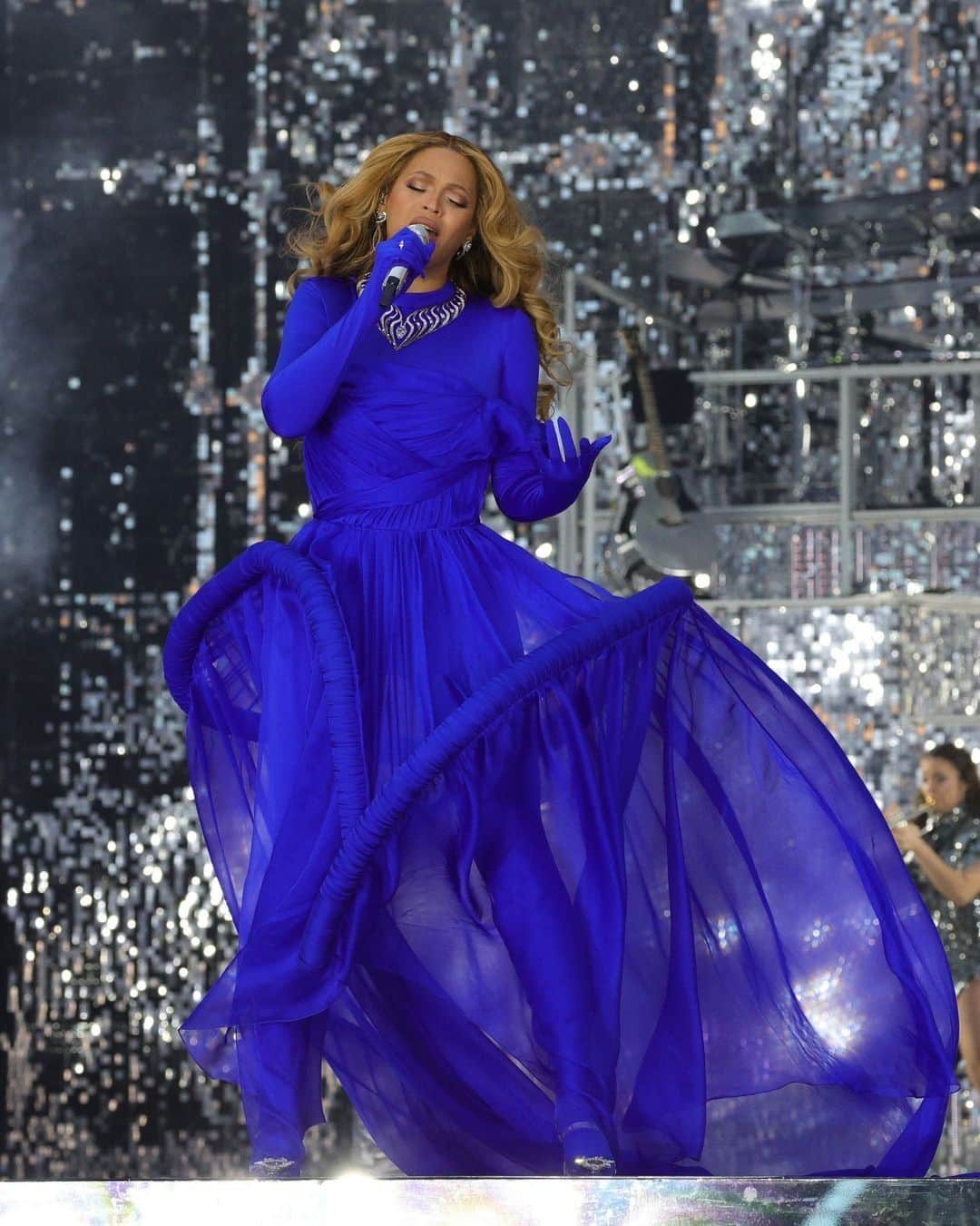 E! Onlineさんのインスタグラム写真 - (E! OnlineInstagram)「Welcome to the #Renaissance Beyhive. 🐝✨ Beyoncé at last night's world tour show in London. (📷: Getty)」5月30日 23時01分 - enews