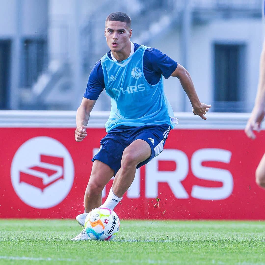 シャルケ04のインスタグラム：「#S04-Update: @canbozdogan10 wechselt dauerhaft zum @fc_utrecht 🔄 Alles Gute für deine weitere Zukunft, Can!  . . #S04 #Schalke #Knappen #Königsblau #Wechsel #Bozdogan」