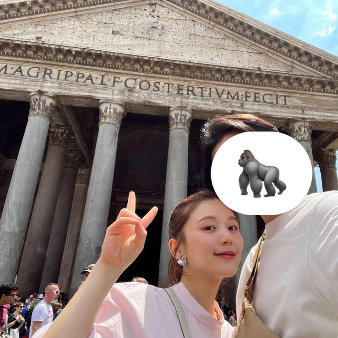 ひよんさんのインスタグラム写真 - (ひよんInstagram)「💚🤍  ローマでの思い出🫶  ①枚目から☞パンテオン 行列だったけど無料だし列も速攻で動くから見た🩵 天窓から光がさしててなんか素敵だった🤣  ④枚目から☞バチカン美術館 イタリアについて初めて行った美術館だったのだけど、 大きさと展示物の迫力がすごくて1番鮮明に覚えてる！ だけど広過ぎて最後らへんは少し疲れてた🥱笑 チケットを日本のサイトで予約できなかったから、 朝9時前にチケット売り場に行って 買ったのだけど普通に買えた✨ でも英語が通じなくて何のチケット買ったのかは不明。。笑 だけど普通に入れた🤣 チケット売り場もタクシーの運転手の人に、 「チケット買いたいから売り場に行ってくれ！」って言ったの。 入り口の近くに小さいチケット売り場って 書いてるお店があって、そこで買ったよ🥺！ 曖昧すぎてごめんね😭  この日のコーデは☟だったよ❤️‍🔥 ⚫︎トップス @sorin__official  ⚫︎デニム @dholic_official  ⚫︎バッグ @polene_paris  ⚫︎スニーカー @onitsukatigerjp   リップは @bbia.japan の #グローリップティント 02👄  ジェラートはバチカン美術館の近くにあるお店に ちょろっと入ったよ🍨  #ひよん #イタリア #イタリア旅行 #ローマ観光 #新婚旅行 #ローマ」5月30日 23時02分 - cchan_fee4