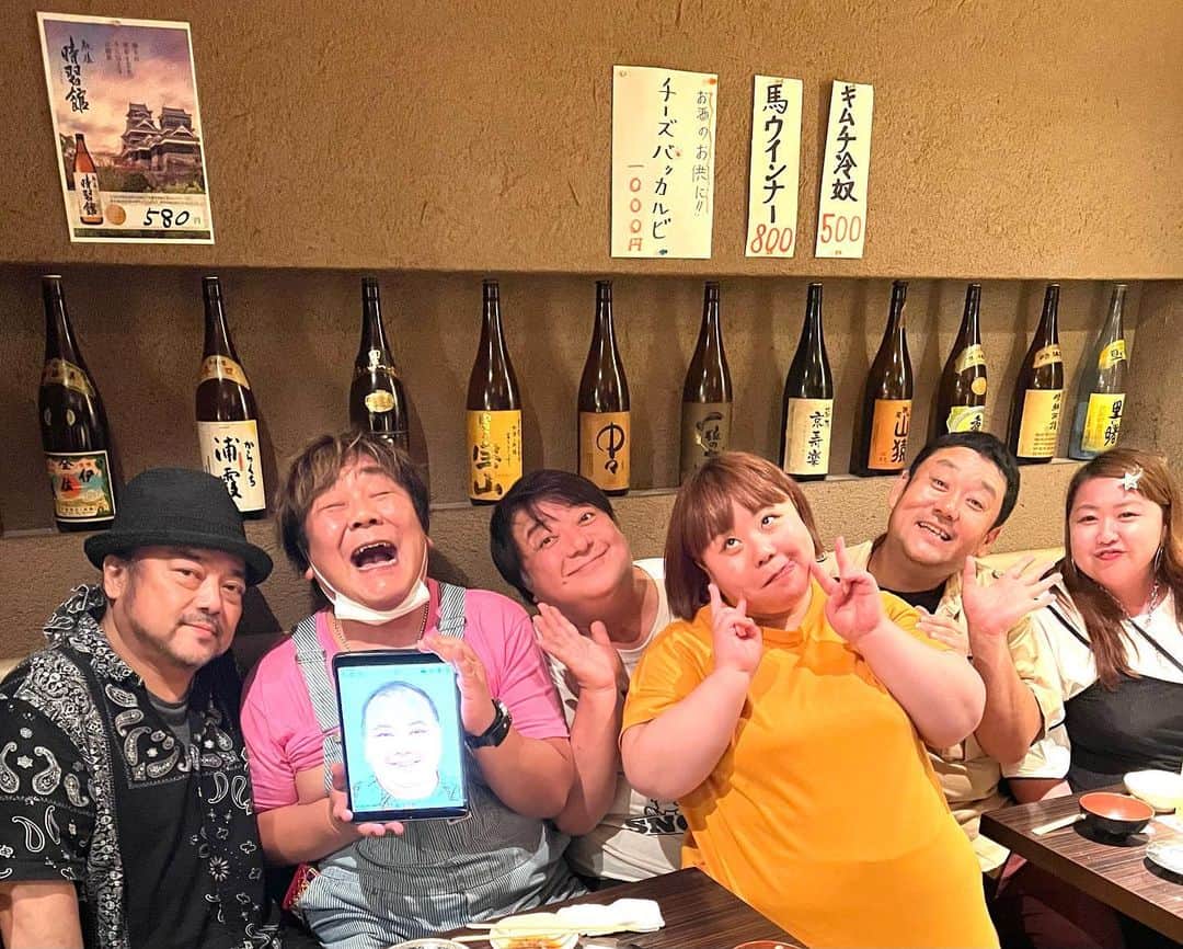 パパイヤ鈴木のインスタグラム：「ウガンダ兄貴を偲んできました。 あれから15年経ちました。 21時にカレー献杯しました！ 石塚さんが少しむせました。。 みんな元気にやってます！ 来年もまたできるといいですね👍 #馬肉屋たけし」