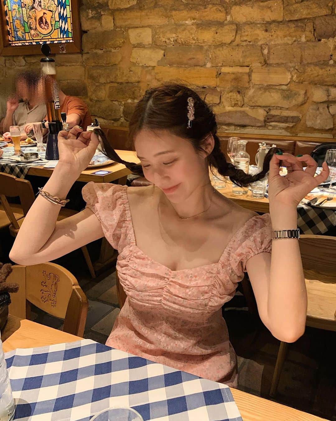 nanaのインスタグラム：「많이 기다리셨쭙니다 업뎃 되었어요.  말이 필요 없찝요🥹 다리가 증말 길어 보이는 요술 원피슈」