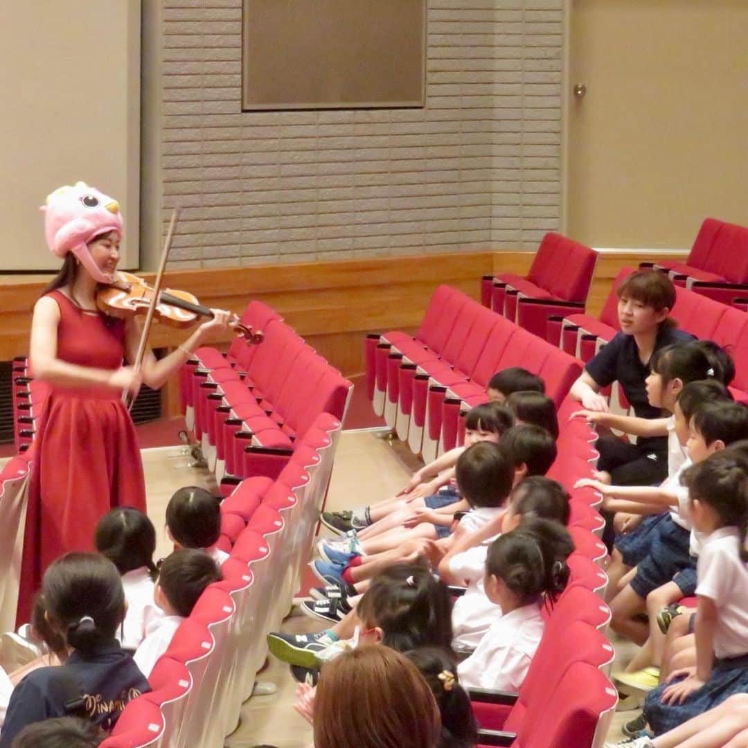 益子侑さんのインスタグラム写真 - (益子侑Instagram)「宮崎県 門川町総合文化会館にてファミリーコンサートdaysでした🐥✨ たくさんの子供達の笑顔に癒されました🌸  一生懸命手拍子や歌で参加してくれて、初めてバイオリン聴いたという子もいて、終わったあとみんなたくさん話しかけてくれて、またみんなに逢いに来たいなと思いました🥹🎻  門川町のゆるキャラ、かどっぴー・がわっぴー・びろっぴーとも仲良くなれて楽しかったぁ🏝 バイオリンだけじゃなくて歌ったり踊ったり。 急遽つくったご当地ソングも喜んでいただけてよかったです🥰 ピアニストこたっきー @toshiharukotaki いつもありがとう🎹  宮崎県も神話のまち。 神話繋がりで『iZA!』も演奏させていただきました😊⛩  "ヴァイオリンで地域の方々と繋がること ＆子供達と音楽を楽しむこと" 人生で行ける地域って限られてるから、いただいたご縁は大切にしていきたいな。 これからも頑張っていきます😊  #門川町 #宮崎県 #門川町総合文化会館 #かどっぴー #がわっぴー #かどっぴーがわっぴー #びろっぴー #こたっきー #益子侑 #ファミリーコンサート #iza」5月30日 23時10分 - yu.mashiko