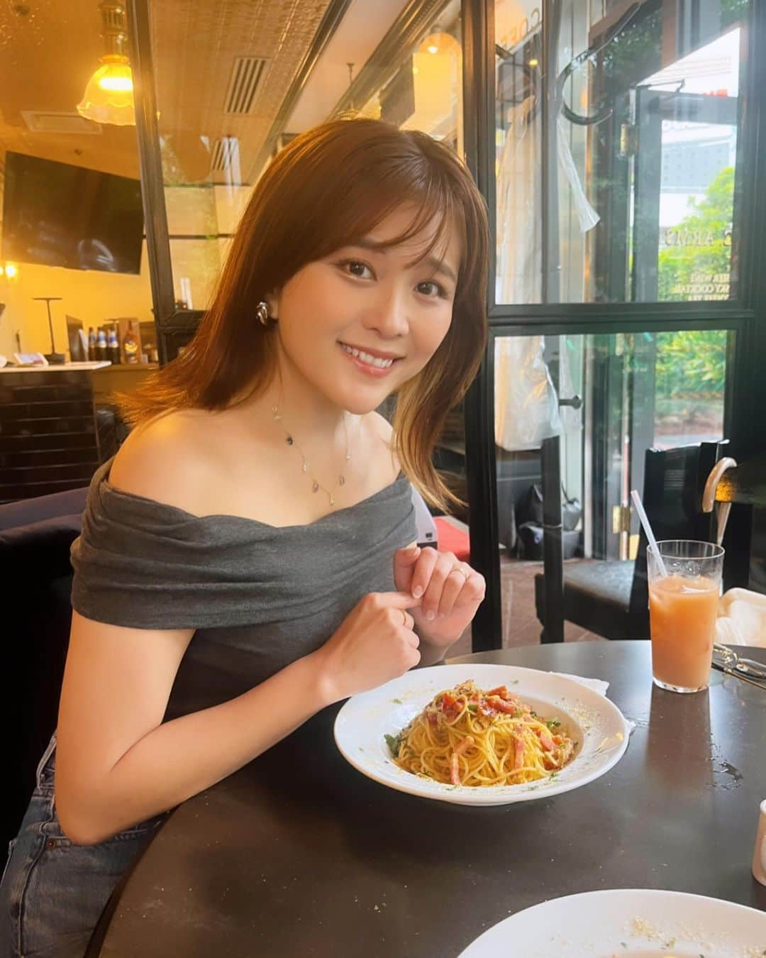 東紗友美さんのインスタグラム写真 - (東紗友美Instagram)「【映画ゴッドファーザーのパスタ🍝】 #ゴッドファーザー　のパスタを食べられるお店を有楽町で見つけました。映画の中に登場する料理やスイーツをみていると「これ食べたい！今すぐに！！」と心臓が妙にドキドキしてくることがあります（落ち着いてください） 探し出して、調べてから、行くこともありますが、こうして街歩きをしていて偶然に見つけると、映画の神様が守ってくれている気がして、その日1日中嬉しくなるんですよね✨ クレメンザのミートボールスパゲティは、 クレメンザ（古株マフィア）がパスタの作り方をアル・パチーノ演じる主人公マイケルに教えるシーンで出てきます。 「いつかみんなに食事を振る舞うかもしれないぞ？」的なマイケルの未来を予感させるセリフをこの時クレメンザが話しながらパスタを教えるんです。。。 運命の料理！ ゴッドファーザーの哀愁漂うあの旋律を脳内で流しながらこのパスタを食べたら絶対においしいと思いますし、食べながら泣く自信あります。 最近、ゴッドファーザー関連ではマフィアも愛した殺しのスイーツ#カンノーリ　も銀座シックスにあるときいて食べに行ったばかりなのでそれも載せます✌️ パスタを見つけたお店は、カフェ利用だったのでメニューの写真を撮っておきます。次回こそ！ @bicerinjapan  #ビチェリン  1.2枚目はこの日に一軒目におじゃました、ラブリーなありさちゃんとのランチ🍝楽しかった。本当に話が尽きなさすぎる！もっともっと仲良くなる予感🔔 @ars__625  ありちゃん☺️いろんなお話をしてくれて、とても愛おしいのです。またすぐね🙋 ※1.2枚目もパスタの写真になりわかりにくくごめんなさい🙏 #ゴッドファーザー #ビチェリン #クレメンザのパスタ  #クレメンザのミートボールパスタ #オフショル　#30代ファッション  #30代コーデ」5月30日 23時11分 - higashisayumi