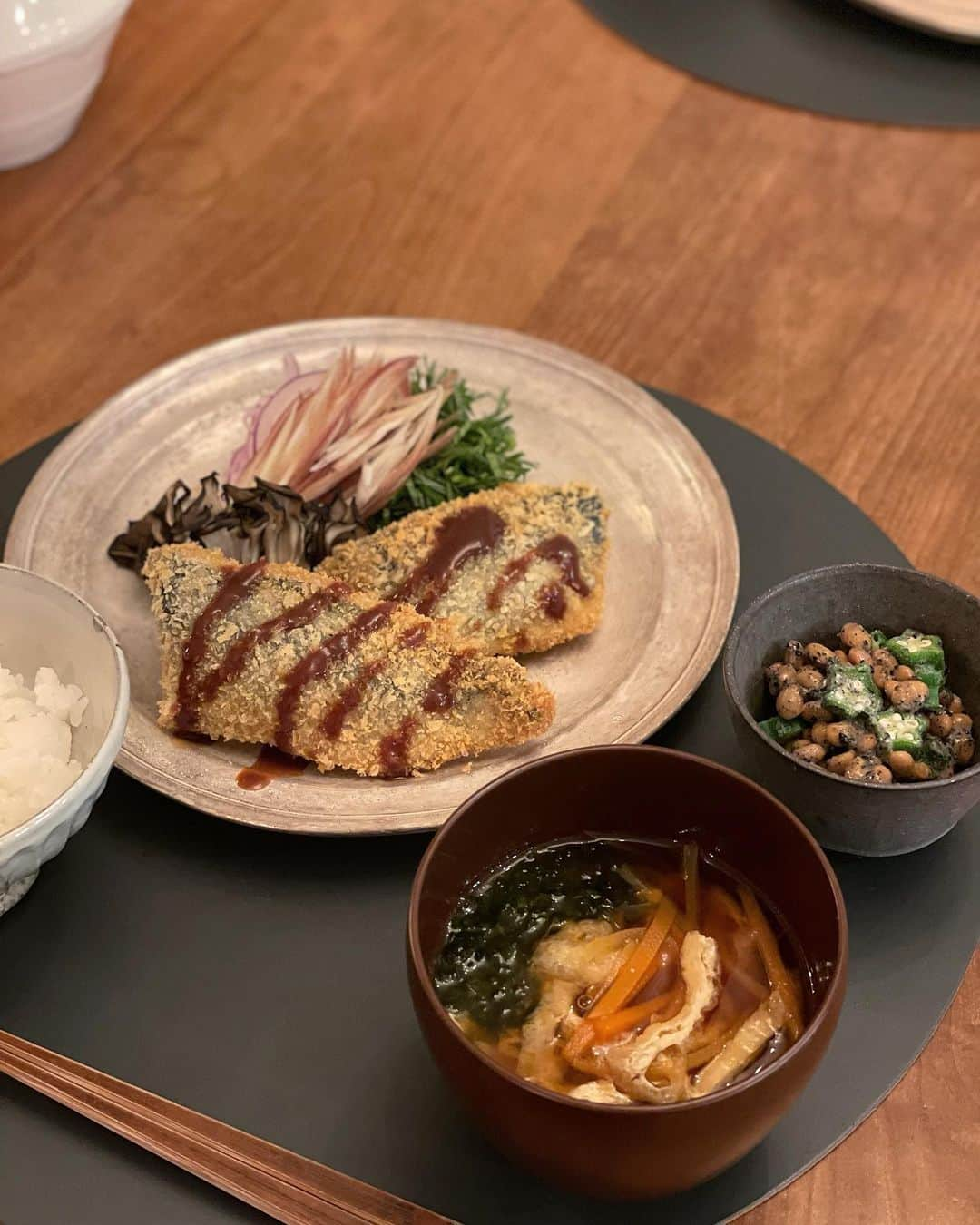 松見早枝子さんのインスタグラム写真 - (松見早枝子Instagram)「これから夏にかけては、アジ🐟が美味しい時期✨ ・ 今夜は大好き#アジフライ 😋 ・ 焼き舞茸と香味野菜と一緒に。 ・ うちの平日夜ごはんは1品だけ手をかけて、あとはシンプル&簡単に。 ・ タンパク質が摂れてもう一品に便利な納豆には、黒すりごまとオクラをたっぷり。 ・ 緑の野菜料理はまだ難しい👦🏻も、納豆に加えると食べてくれます👌 ・ お味噌汁は油揚げ入り。 ・ 親子共にタンパク質はしっかり摂りたいなぁと思う今日このごろです😊💪 ・ ・ #うちごはん #おうちごはん #和食 #和食ごはん #魚料理 #魚菜食 #ウェルネスフードスタイリスト #松見早枝子 #japanesedinner #washoku #pescefresco #pescetarian #wellnessfoodstylist #saekomatsumi」5月30日 23時11分 - saekomatsumi