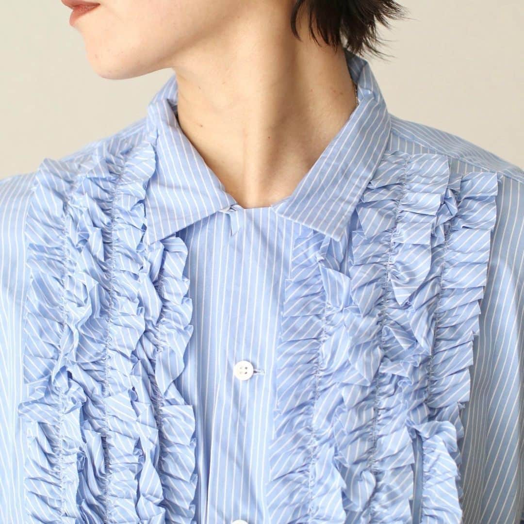 wonder_mountain_irieさんのインスタグラム写真 - (wonder_mountain_irieInstagram)「_ TOUJOURS / トゥジュー “Open Collar Short Sleeve Frill Shirt -ORGANIC BLUE COTTON POPLIN CLOTH" ￥47,300-  〈online store / @digital_mountain〉 https://www.digital-mountain.net/shopbrand/ct449/  【オンラインストア#DigitalMountain へのご注文】 *24時間受付 *14時までのご注文で即日発送 *1万円以上ご購入で送料無料 tel：084-973-8204  We can send your order overseas. Ordering procedure details can be found here. >>http://www.digital-mountain.net/html/page56.html   #wm_ladies #TOUJOURS #トゥジュー  実店舗：#WonderMountain @wonder_mountain_  〒720-0043  広島県福山市船町2-23 JR 「#福山駅」より徒歩10分 #ワンダーマウンテン #japan #hiroshima #福山 #福山市 #尾道 #倉敷 #鞆の浦 近く  WOMEN/GOODS： @hacbywondermountain」5月30日 23時11分 - wonder_mountain_