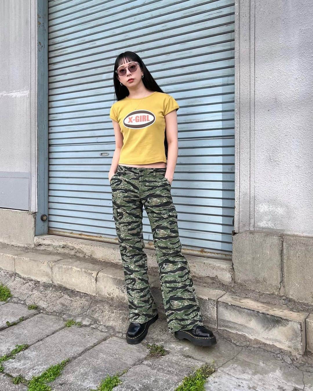 XGIRL_ootdのインスタグラム：「#xgirl_ootd @yuriiii2 162cm 　 X-girl PR STAFF 　 ------------------------------------ ▪️OVAL LOGO S/S BABY TEE ￥6,050(税込) ▪️MILITARY FLARE PANTS ￥13,200(税込) ▪️MILLS LOGO SUNGLASSES ￥3,300(税込) ------------------------------------ 　 #xgirl #xgirljp #xgirlus #エックスガール #ストリート系女子 #大人ストリート  #チビt #tシャツコーデ #フレアパンツ #カラーコーデ #トレンドコーデ #y2kstyle #y2kファッション」