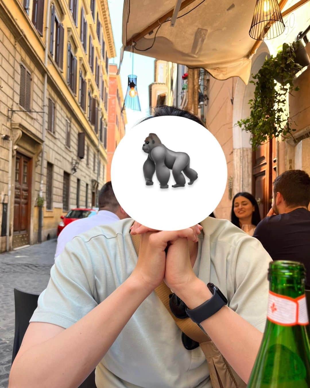ひよんのインスタグラム：「🦍❤️  ひよんが撮るすきぴ集📚笑 すきぴって言葉まだある？🫨🤫🤔  馬車でもカフェでも🦍くんは寝てました。  #イタリア #イタリア旅行 #ローマ #新婚旅行 #ぴよごり」