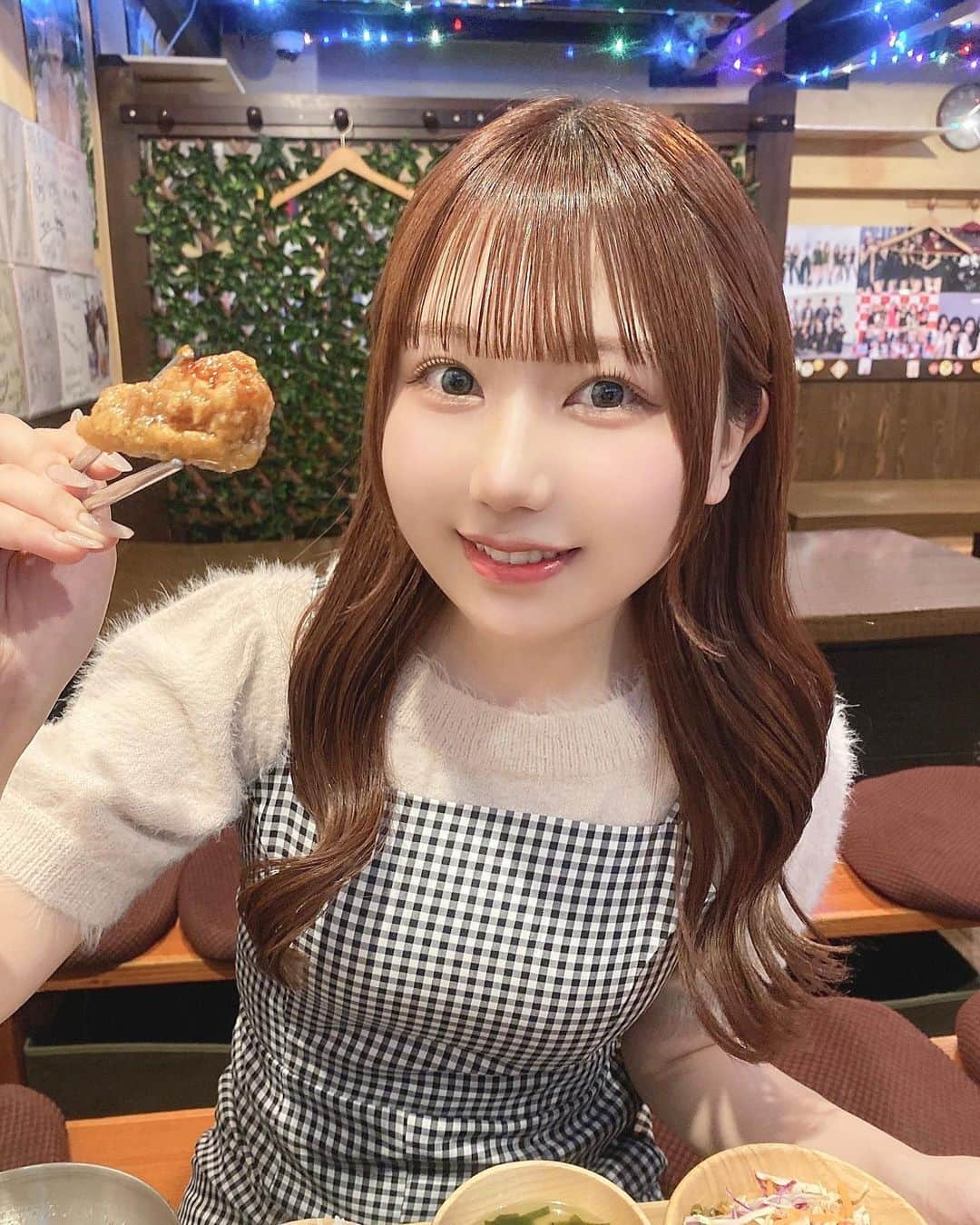 楠木しゅりさんのインスタグラム写真 - (楠木しゅりInstagram)「韓国料理たべてきた 🫶🏻 ⁡ ランチの冷麺セットにしたよ〜〜 チキンもキンパもトッポギも食べれて 大満足でした🥹おいしかった ‪⸝⸝- ̫ -⸝⸝‬♡ ⁡ 他にもポッサム、エビチーズフォンデュ、 チーズダッカルビ、辛ラーメンキンパ、 プルコギ、サムギョプサル、サムゲタンの セットがあったよ🫕 ⁡ 店内も居心地よかったからまた行きたい 🫶🏻 みんなもいってみてね ෆ  ̫ ෆ ⁡ ⁡ ♡ ⁡ @kusunoki_shuriと @soyeon.tonuga の Instagramをフォローして 来店時にフォローした画面を見せると ꒰ ドリンク1杯無料 ꒱ になるよ 🐇💞  (飲み放題メニューから選べるよ‪‪ ☺︎‬) ⁡  #PR #豚友家 #トヌガ #新大久保 #新大久保グルメ #新大久保ランチ #新大久保韓国料理 #韓国料理 #新宿 #新宿グルメ #新宿ランチ #新宿韓国料理 #東京」5月30日 23時23分 - kusunoki_shuri