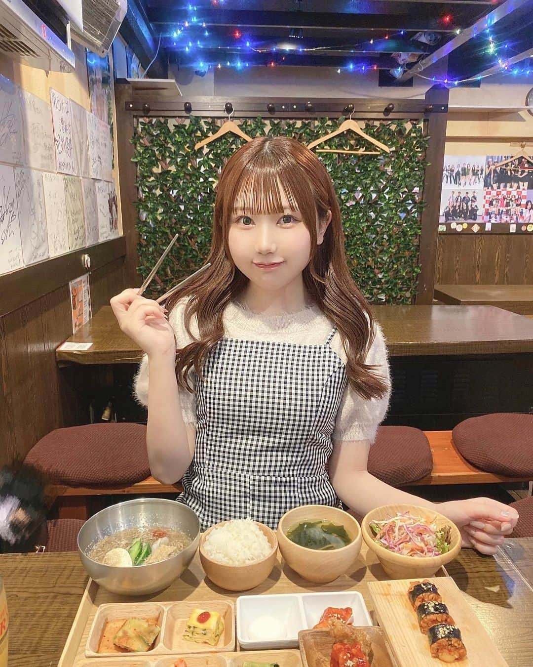 楠木しゅりさんのインスタグラム写真 - (楠木しゅりInstagram)「韓国料理たべてきた 🫶🏻 ⁡ ランチの冷麺セットにしたよ〜〜 チキンもキンパもトッポギも食べれて 大満足でした🥹おいしかった ‪⸝⸝- ̫ -⸝⸝‬♡ ⁡ 他にもポッサム、エビチーズフォンデュ、 チーズダッカルビ、辛ラーメンキンパ、 プルコギ、サムギョプサル、サムゲタンの セットがあったよ🫕 ⁡ 店内も居心地よかったからまた行きたい 🫶🏻 みんなもいってみてね ෆ  ̫ ෆ ⁡ ⁡ ♡ ⁡ @kusunoki_shuriと @soyeon.tonuga の Instagramをフォローして 来店時にフォローした画面を見せると ꒰ ドリンク1杯無料 ꒱ になるよ 🐇💞  (飲み放題メニューから選べるよ‪‪ ☺︎‬) ⁡  #PR #豚友家 #トヌガ #新大久保 #新大久保グルメ #新大久保ランチ #新大久保韓国料理 #韓国料理 #新宿 #新宿グルメ #新宿ランチ #新宿韓国料理 #東京」5月30日 23時23分 - kusunoki_shuri