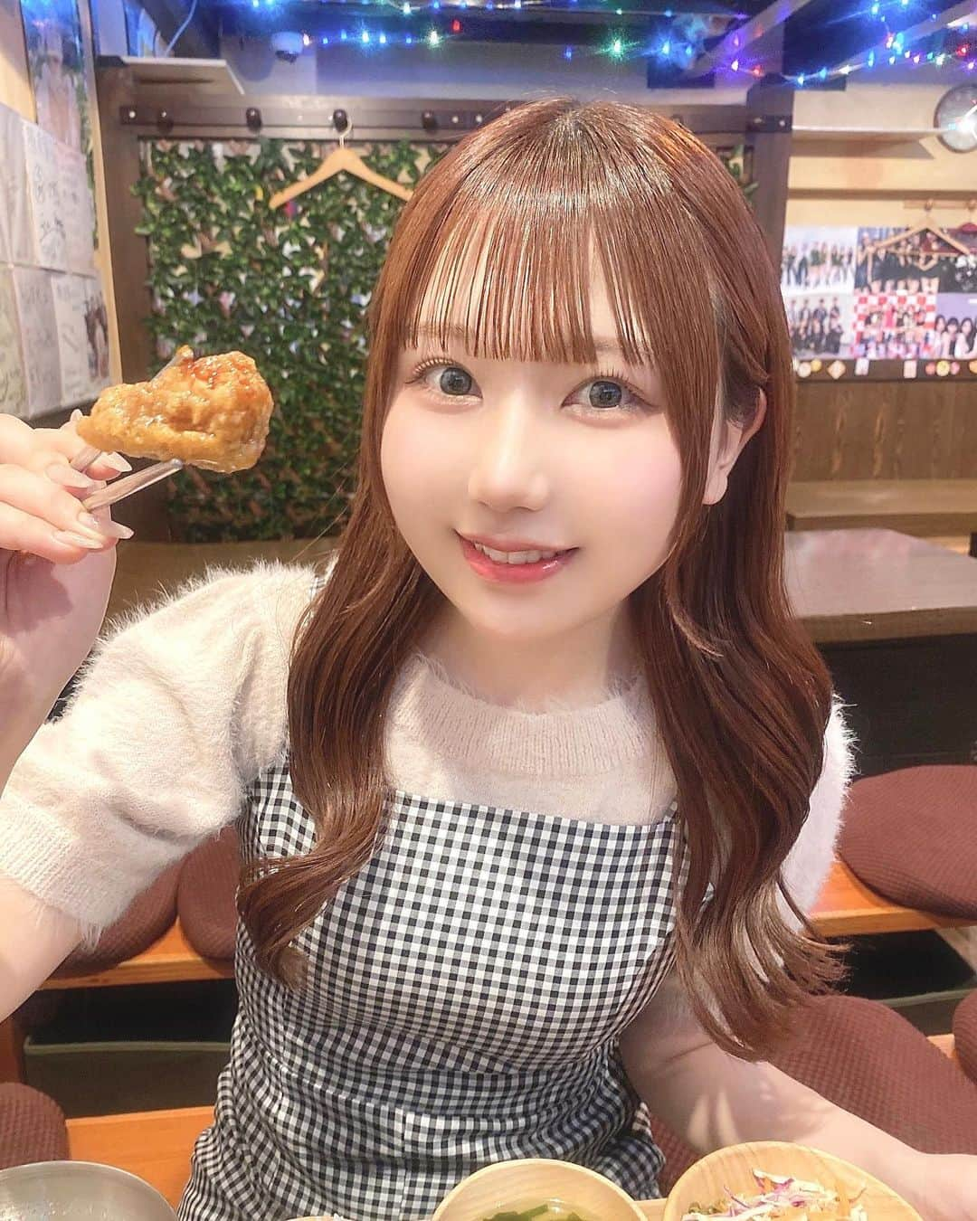 楠木しゅりのインスタグラム：「韓国料理たべてきた 🫶🏻 ⁡ ランチの冷麺セットにしたよ〜〜 チキンもキンパもトッポギも食べれて 大満足でした🥹おいしかった ‪⸝⸝- ̫ -⸝⸝‬♡ ⁡ 他にもポッサム、エビチーズフォンデュ、 チーズダッカルビ、辛ラーメンキンパ、 プルコギ、サムギョプサル、サムゲタンの セットがあったよ🫕 ⁡ 店内も居心地よかったからまた行きたい 🫶🏻 みんなもいってみてね ෆ  ̫ ෆ ⁡ ⁡ ♡ ⁡ @kusunoki_shuriと @soyeon.tonuga の Instagramをフォローして 来店時にフォローした画面を見せると ꒰ ドリンク1杯無料 ꒱ になるよ 🐇💞  (飲み放題メニューから選べるよ‪‪ ☺︎‬) ⁡  #PR #豚友家 #トヌガ #新大久保 #新大久保グルメ #新大久保ランチ #新大久保韓国料理 #韓国料理 #新宿 #新宿グルメ #新宿ランチ #新宿韓国料理 #東京」