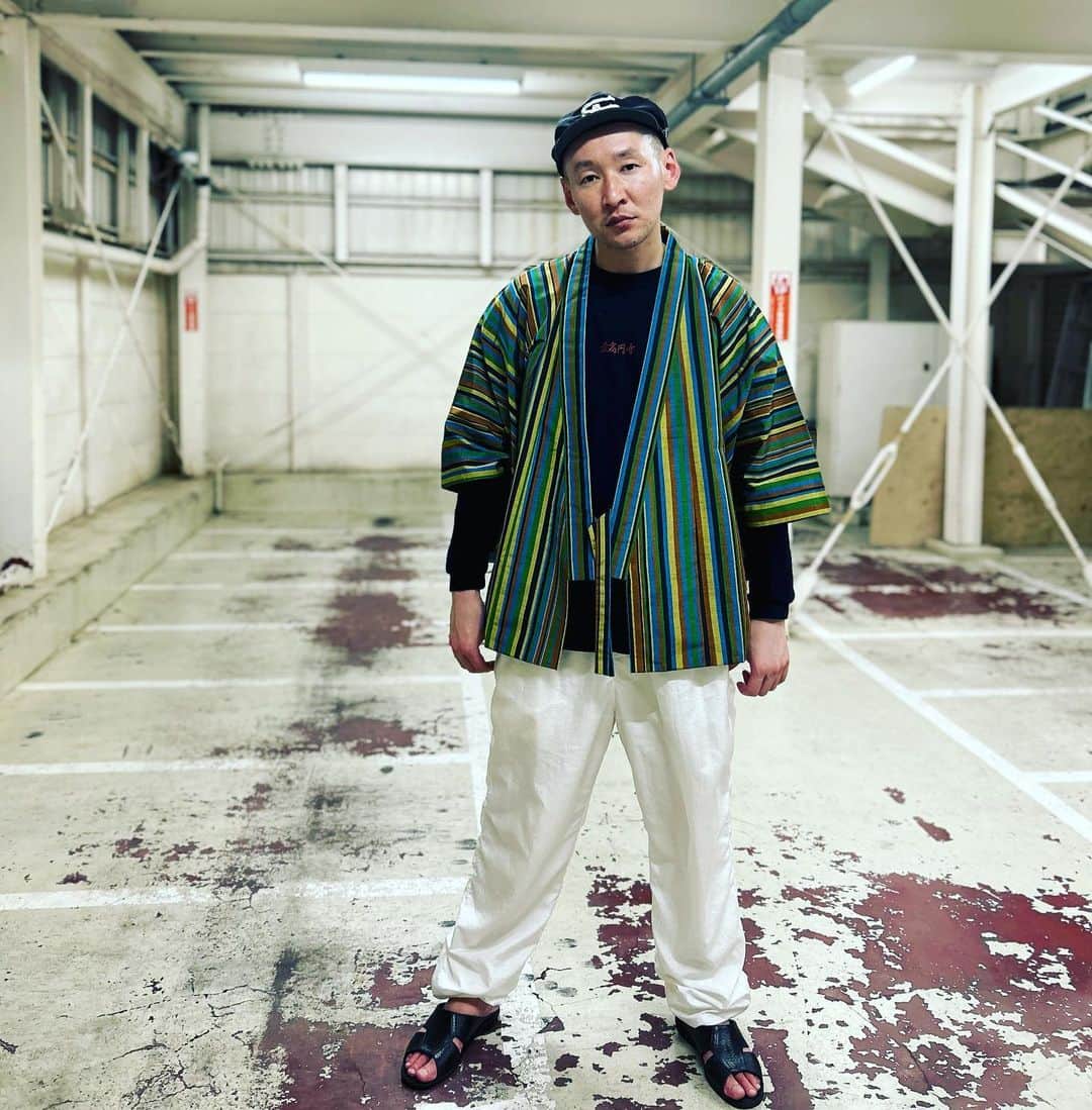 のインスタグラム：「今日の服装。 1日渋谷でネタ作りの日。 6/17.19:00〜の新ネタワンマン是非。  絶妙な気温にビビりながらきっと劇場の中は寒いと踏んで最高円寺のロンTに神保町に行った時にいつも覗いている(元)鶴屋洋服店で購入した羽織。 これには劇場の舞台監督及川さんが興奮しておりました。 高円寺で購入した白のシャカシャカ。 ALDIESの帽子に黒の便所サンダル。  劇場から帰るタイミングが川瀬さんと一緒だったので天下一品をご馳走になって高円寺まで一緒に帰りました。 たくさん喋って楽しかったです。 川瀬さんと別れてから今日の写真を撮ってない事を思い出し川瀬さんに撮ってもらえばよかったと思いながらパチンコ屋さんの駐輪場をお借りして撮らせて頂きました。 パチンコ屋さんありがとうございます。  #今日着た服 #ファッション #古着 #最高円寺 #元鶴谷洋服店  #天下一品 #美味しかった #ごちそうさまでした」
