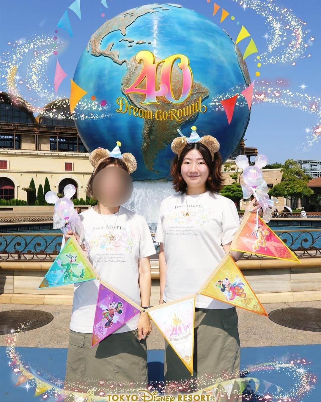 のインスタグラム：「＊  ＊  東京ディズニーシー「40周年を彩る撮影」  .  ドリームガーランドをモチーフにしたデザインの写真が撮れるディズニー・フォト📸  アクアスフィアに魔法がかかったみたい💫  大きな40周年ロゴもポイントです💓  私は、母とダッフィーコーデで撮影していただきました🙋‍♀️  強風の中、素早く撮影してくれてすごかったなあ👏✨  .  撮影場所は、ディズニーシー・アクアスフィア周辺。  撮影期間は、2023年4月10日〜  撮影場所・撮影時間・待ち時間などの詳しい情報は、東京ディズニーリゾート・アプリのフォトマップから確認できるので参考までに🙆‍♀️  ぜひ、40周年の特別な一年を記念に残してみてくださいね🥰  .  #tokyodisneyresort #tokyodisneysea  #disneygram #disneylove #disney  #東京ディズニーリゾート #ディズニー #ディズニー女子 #アクアスフィア #ディズニーフォト #カメキャス #ドリームガーランド #ガーランド」