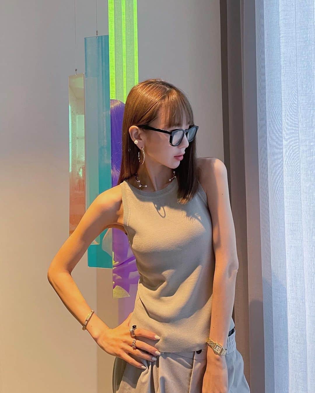 のインスタグラム：「週に何度も登場するヘビロテアイテム！  ✔︎ Basic american sleeve Tops  ✔︎Black basic glasses   ✔︎ Sweet alyssum  #HIAND#ハイアンド」