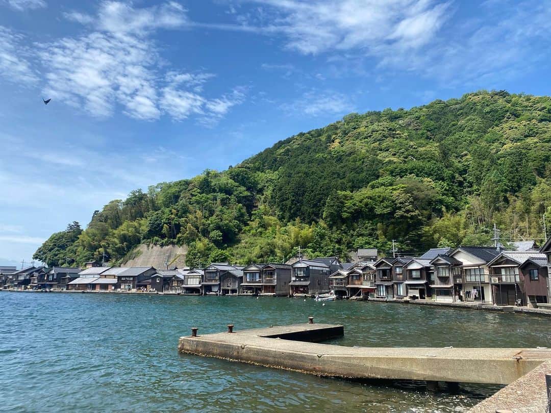 田添菜穂子さんのインスタグラム写真 - (田添菜穂子Instagram)「もう東京には戻ってきているのですが、初めて訪れた北京都の伊根と天橋立の風景を。  伊根は日本のベネチア！なんて形容されることもあるそうで、穏やかな海、地形を生かして、船を一階に収納できる家屋、舟屋がなんと230軒並んでいて圧巻！ 国の重要伝統的建造物群保存地区に指定されています。 海面が、ゆらゆらと軒先で揺れる様子が美しい！  天橋立もそこから車で30分ぐらい。時間の都合で山からは見られませんでしたが、天橋立自体をなす、砂浜松林を歩くことができました！  エメラルドグリーンの海、美しかった！またゆっくり来ます！  #伊根の舟屋 #伊根 #伊根町 #日本のベネチア #伊根浦 #伊根浦伝統的建造物群保存地区 #天橋立　#海の京都」5月30日 23時30分 - nahokotazoe