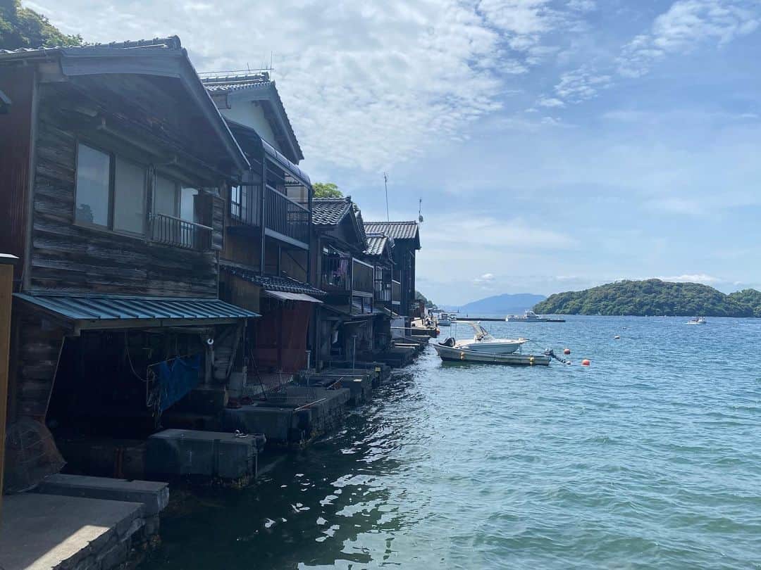 田添菜穂子さんのインスタグラム写真 - (田添菜穂子Instagram)「もう東京には戻ってきているのですが、初めて訪れた北京都の伊根と天橋立の風景を。  伊根は日本のベネチア！なんて形容されることもあるそうで、穏やかな海、地形を生かして、船を一階に収納できる家屋、舟屋がなんと230軒並んでいて圧巻！ 国の重要伝統的建造物群保存地区に指定されています。 海面が、ゆらゆらと軒先で揺れる様子が美しい！  天橋立もそこから車で30分ぐらい。時間の都合で山からは見られませんでしたが、天橋立自体をなす、砂浜松林を歩くことができました！  エメラルドグリーンの海、美しかった！またゆっくり来ます！  #伊根の舟屋 #伊根 #伊根町 #日本のベネチア #伊根浦 #伊根浦伝統的建造物群保存地区 #天橋立　#海の京都」5月30日 23時30分 - nahokotazoe