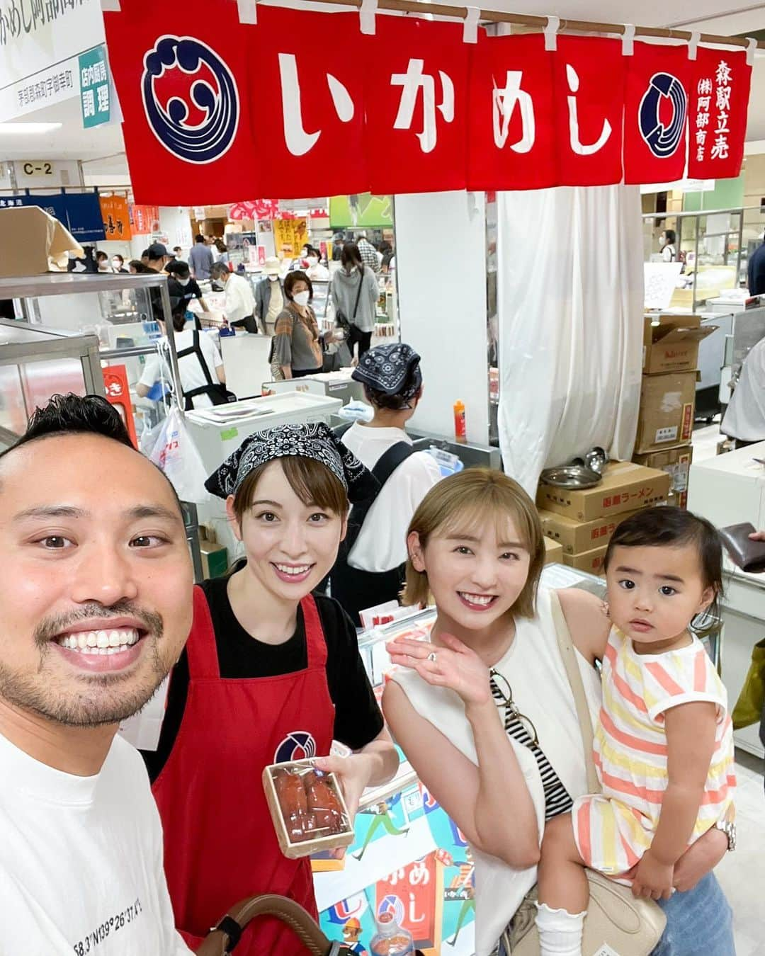 おのののかさんのインスタグラム写真 - (おのののかInstagram)「🦑 We are いかめし family🦑💛  久しぶりの阿部商店のいかめし、 出来たてほやほや 涙出るほど美味しかった。。  (なかなか催事に顔出せず 社長からいかめし family🦑 クビ宣告されてました🥹笑)  ホンモノのいかめし、 見かけたら食べるべし！！！」5月30日 23時32分 - ononono_ka