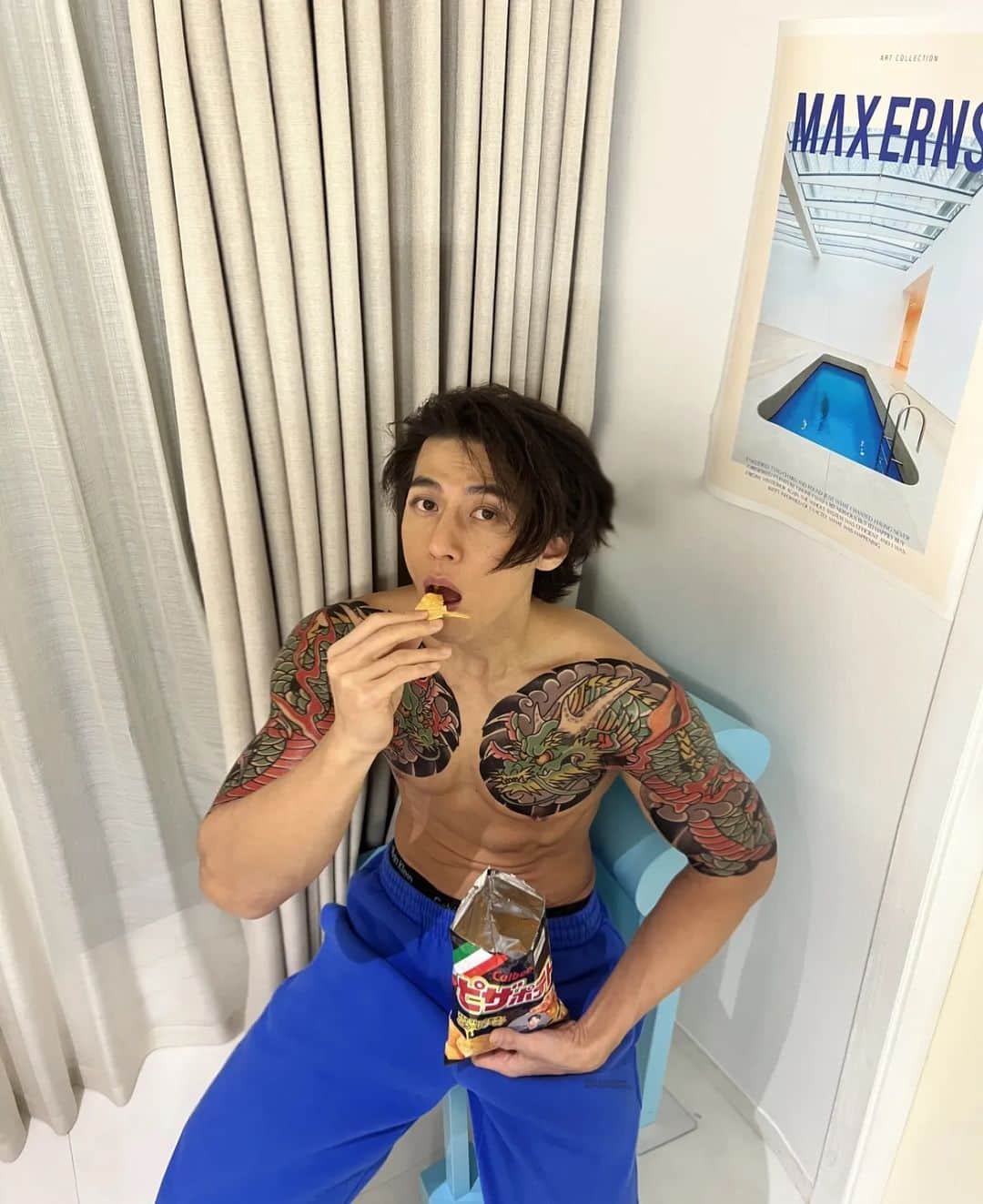 ソン・ジェヒのインスタグラム：「오늘 밤은 작정하고 과자랑 정크푸드 야식 배터지게 먹겠다  고 마음먹곤 절대 못 함.」