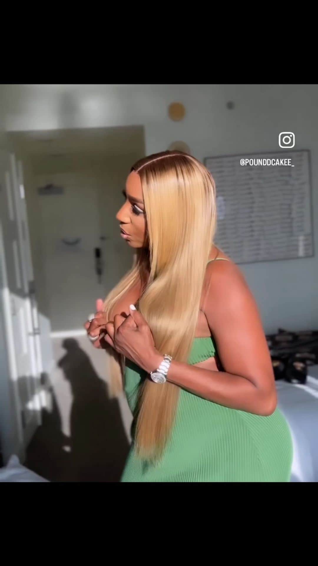 ネネ・リークスのインスタグラム：「She outside, OUTSIDE 😜 #holla #back #queenshit #heybighead」