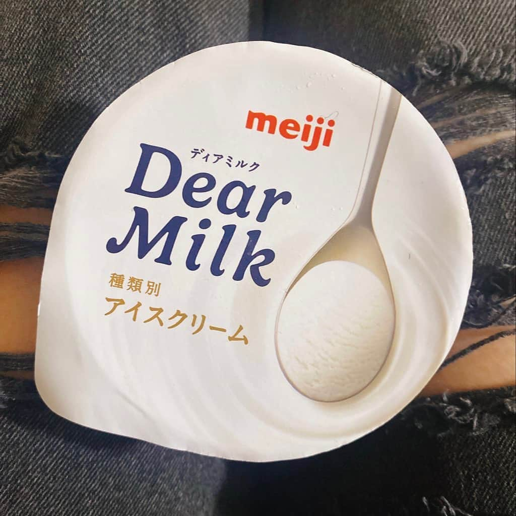 前田玲奈のインスタグラム：「#meiji #dearmilk 「牛と明治に感謝したくなる！」 今は関東にしか売ってないみたいだけどおいしすぎる、、、 私はイオンで購入しました！ その他に入手できる方法は ふるさと納税！！！！ またアイスふるさと納税しちゃおっかな😇 おすすです！！！！ #アイ活 #アイスフェアリー #アイスフェアリー前田 #icecream #アイスクリーム #前田玲奈 #まえれな」