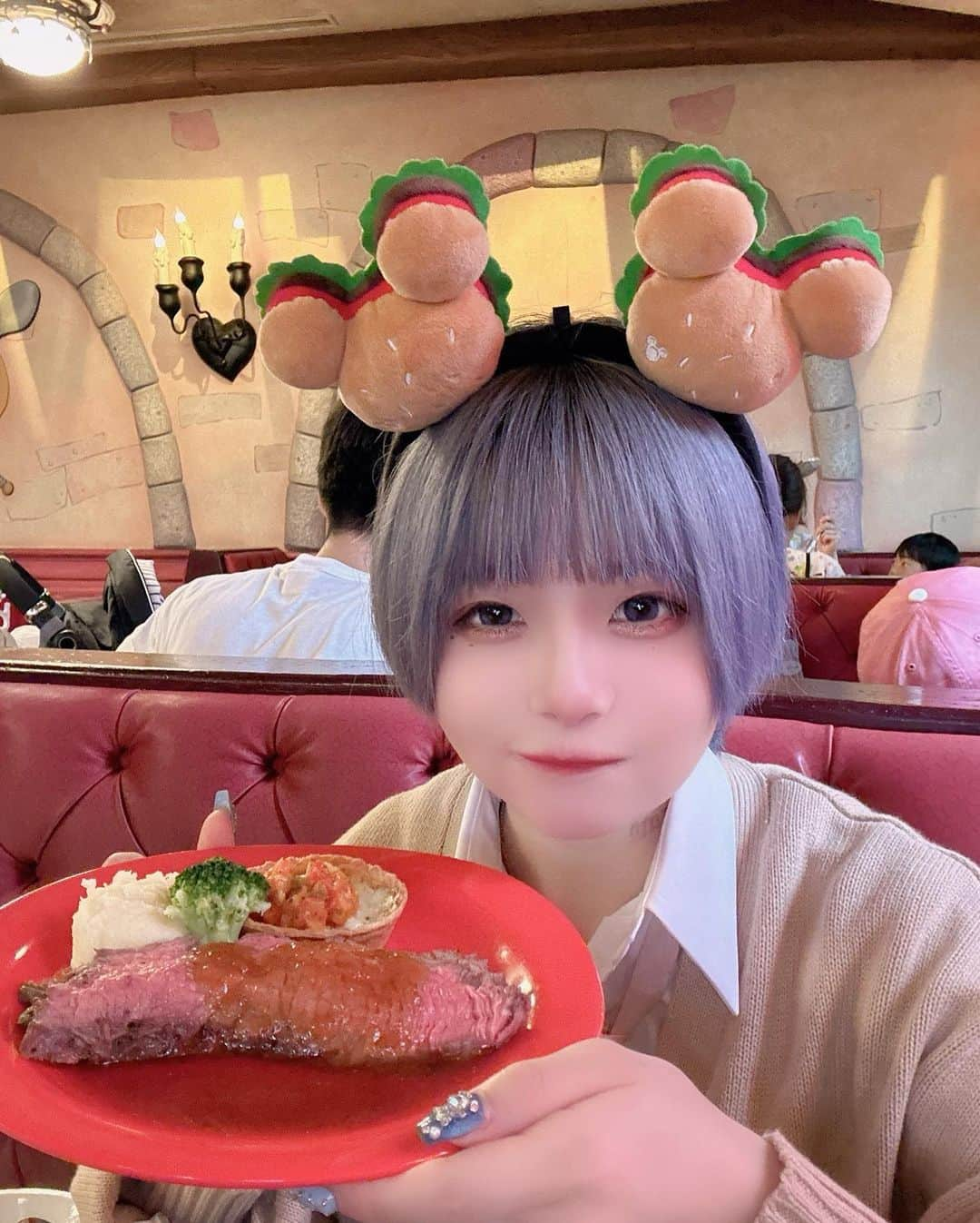 小山星奈さんのインスタグラム写真 - (小山星奈Instagram)「『意外に食べるよ！』  🍖 🍖 🍖 🍖 🍖   #ディズニー  #ディズニーランド  #ディズニー40周年  #制服ディズニー」5月30日 23時45分 - sena_pimms