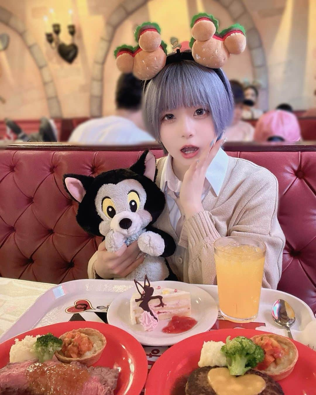 小山星奈のインスタグラム：「『意外に食べるよ！』  🍖 🍖 🍖 🍖 🍖   #ディズニー  #ディズニーランド  #ディズニー40周年  #制服ディズニー」