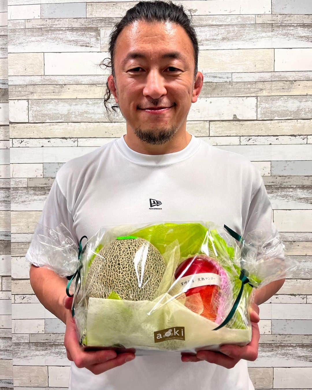 川尻達也のインスタグラム：「本日FIGHT BOX FITNESS3周年でした！！！ たくさんの人に助けられながら無事3周年を迎えました。 格闘技にはまだまだ怖いイメージや危険なイメージがあると思うけど、少しでも怖くない、危険じゃない格闘技の楽しさや運動効果の高さを伝えられるようやっていきたいと思います。 格闘技最高。」