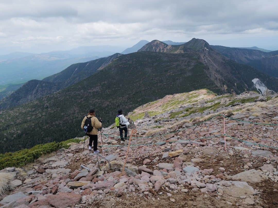 島本真衣さんのインスタグラム写真 - (島本真衣Instagram)「先日の登山⛰️ 山登りにも関わらず、間違えて雪用のブーツを持っていきました💦 到着して靴を履き替える時に気付き一瞬頭がフリーズ😎 やはり山には山用シューズをおススメします💦 呑気にピースしていますが、、 靴、間違えています‼︎笑  #登山 #シューズ #間違えた #スノーブーツ #登山用シューズ #帰宅して #並べてみた #違いますね  #次は間違えたくない」5月30日 23時46分 - mai_shimamoto_ex