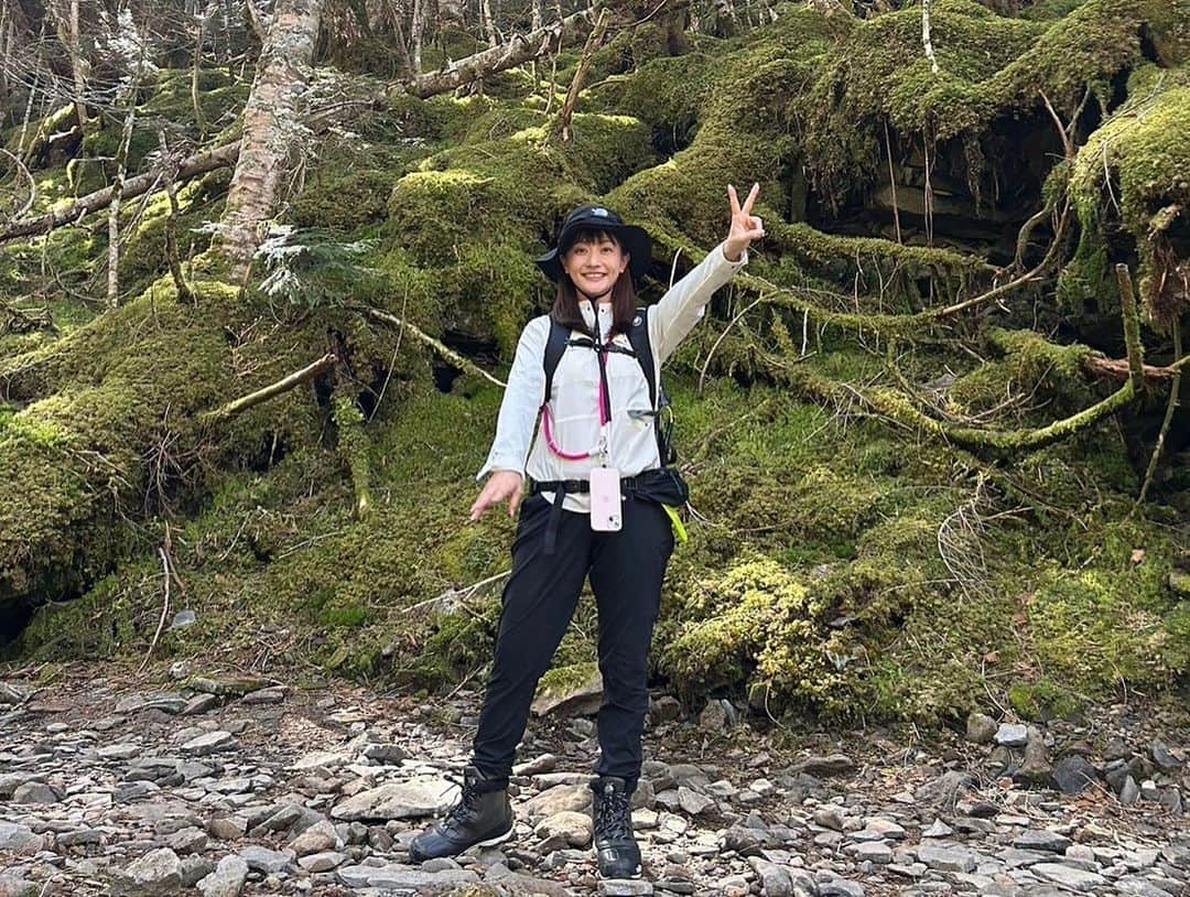 島本真衣さんのインスタグラム写真 - (島本真衣Instagram)「先日の登山⛰️ 山登りにも関わらず、間違えて雪用のブーツを持っていきました💦 到着して靴を履き替える時に気付き一瞬頭がフリーズ😎 やはり山には山用シューズをおススメします💦 呑気にピースしていますが、、 靴、間違えています‼︎笑  #登山 #シューズ #間違えた #スノーブーツ #登山用シューズ #帰宅して #並べてみた #違いますね  #次は間違えたくない」5月30日 23時46分 - mai_shimamoto_ex