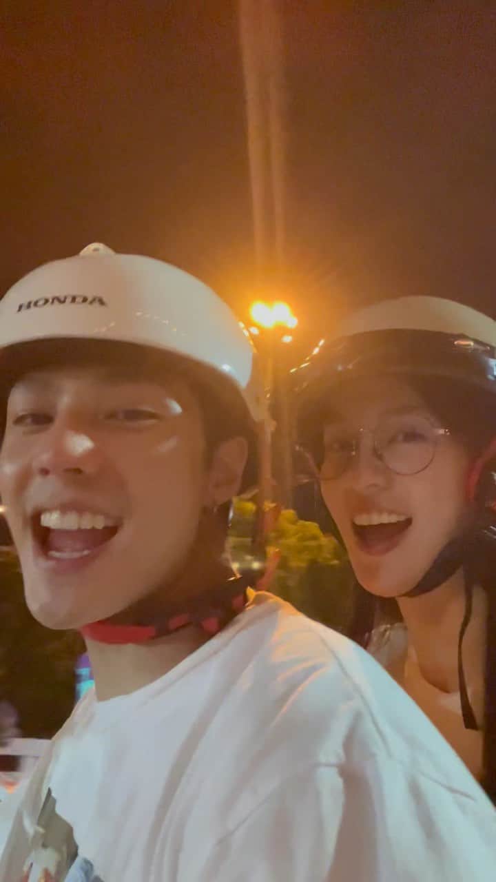 PIMTHAのインスタグラム：「การเดินทางที่สวยงาม ver.ขี่รถเครื่องครับ 🛵😆 🧡」