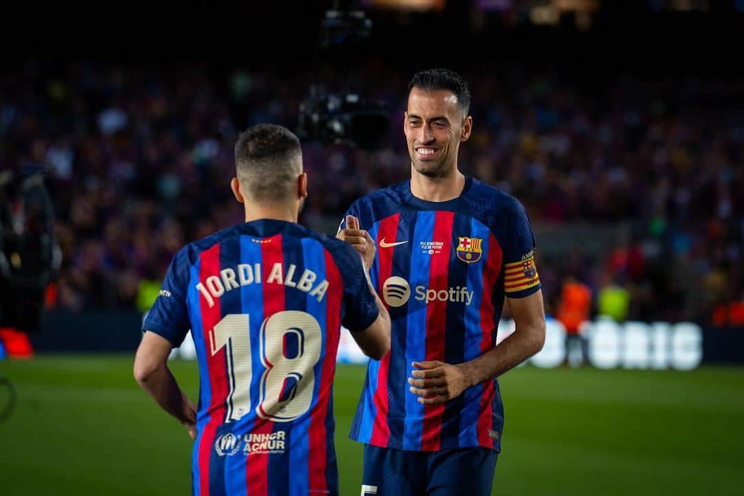 ウスマン・デンベレのインスタグラム：「Dos leyendas del Barça!! 🔵🔴   Gracias capitán @5sergiob por todos los consejos que nos has dado y tu ejemplo como profesional, eres una inspiración para todos. 🙌🏿🙌🏿   Y gracias @jordialbaoficial por ser tan buena persona y compañero. Te echaremos de menos dentro y fuera del campo. 👏🏿😁   Buena suerte en el futuro!!」