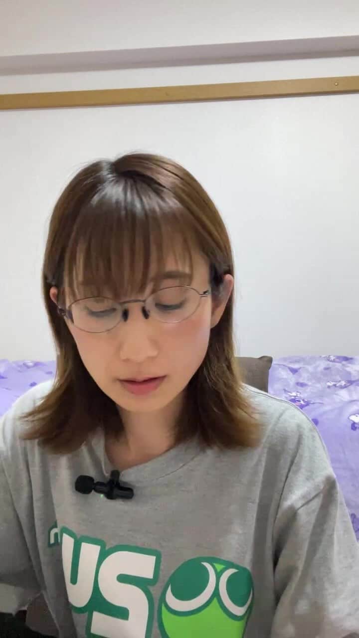 河村唯（うめ子）のインスタグラム：「サイン書き。  #配信ライブ　#インスタライブ」