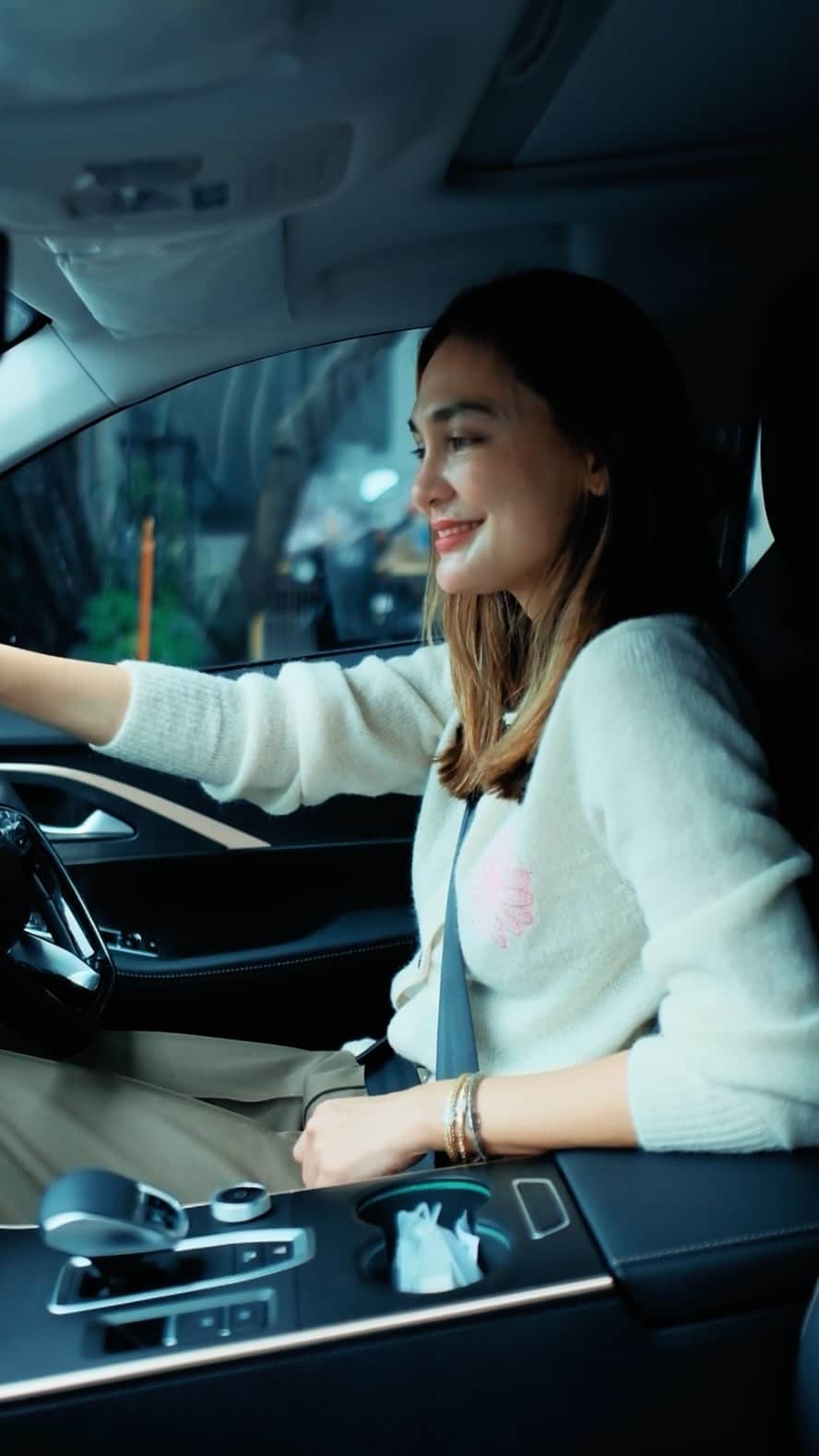 ルナ・マヤのインスタグラム：「Get ready with me and my Omoda 5!  Embark on a journey where luxury meets performance with premium comfort and advanced technology.  A real fun to drive with @cherymotorindonesia   #Chery #Omoda5 #CheryMotorIndonesia」