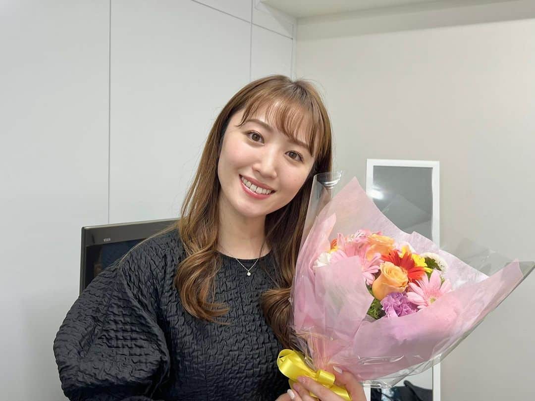 小山愛理のインスタグラム：「⁡ 本日5/30でまた一つ歳を重ねました 周りのみなさんに感謝しながら、また気を引き締めて頑張ります！ これからもよろしくお願いします🤍 ⁡ ⁡ 昨日NEXT companyの現場でもお花をいただきました💐 ありがとうございます🤍」