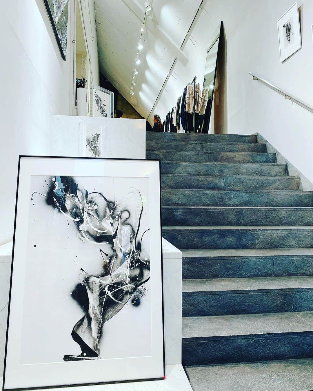 内田滋のインスタグラム：「鈴木清麗さんの個展に滑り込みで伺ってきました。 モノトーンベースで、書道がルーツなはずなのに、アクリル使ったり石膏使ったり、世界観の融合があって新しい分野への拡張性を感じました。もうこれは宇宙ですね。  打ち合わせと打ち合わせの合間であまり居れなかったけれど、清麗さんにもお会いできて良かった。 写真撮り忘れたけど。  2023年5月20日（土）〜30日(火) バジュラ代官山 bajra step gallery 東京都渋谷区鉢山町15-5 SEDER VILLA 2F  #鈴木清麗 #バジュラ代官山 #書道 #アート」