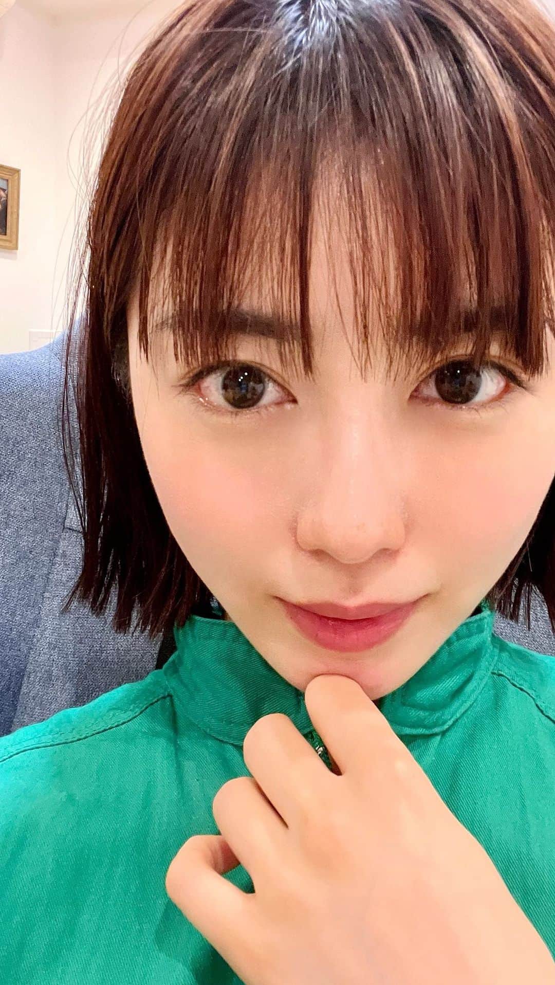 小池花瑠奈のインスタグラム：「こんばんは♨️5月ももう終わりですね。 今月は 渋谷ヒカリエでの展覧会に、 セガサミー本社での展覧会、と 二つの展覧会に作品を出展させていただきました。  ご来場頂いた皆様ありがとうございました✨  作品の撤収やら発送やら、書類作りなど事務的なお仕事も終えまして 次の制作に取り掛かっています。  新しい大きなキャンバスは毎回ワクワクして大好きです😊🎈 沢山描きますよ〜  身体を労りながら、頑張ります🌵‼︎  #etepin #exhibition #art #tokyo #japaneseart #artist #japaneseartist #crocodile #alligator #わに #油絵 #絵 #美術 #芸術 #東京  #アート  #エテピン #展覧会 #松宮なつ」