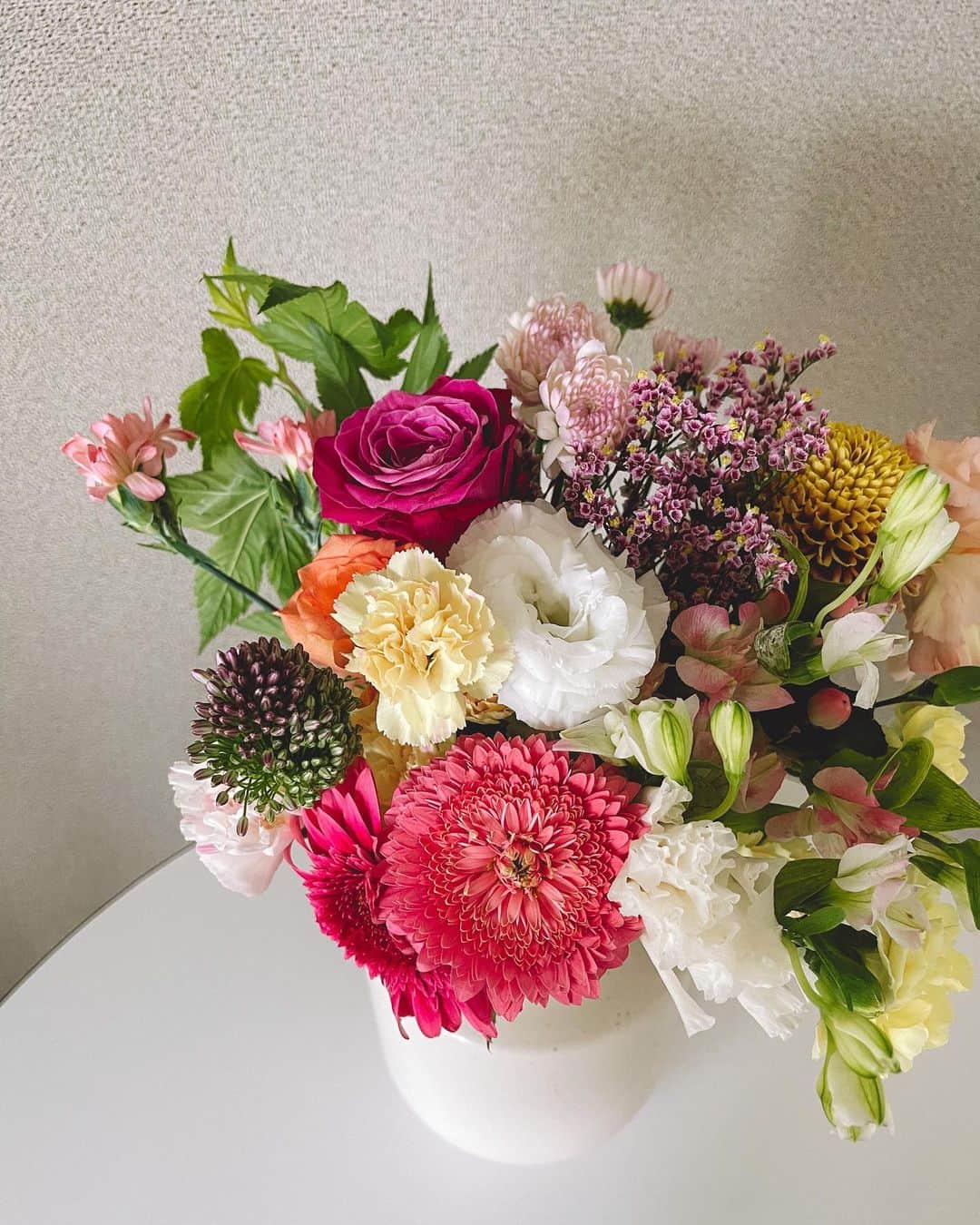 my9mj8のインスタグラム：「@flowr_is   ロスレスブーケ  よくばりブーケ頼んでみました💐 もりもり 3080円（送料込み）なの嬉しい😌  他にもその時々でいろんなブーケがあるのでアプリ見てるだけで楽しいです！  10％offクーポンもあるよ🤍 「2558」 よかったら🌷  #pr #ロスレスブーケ」