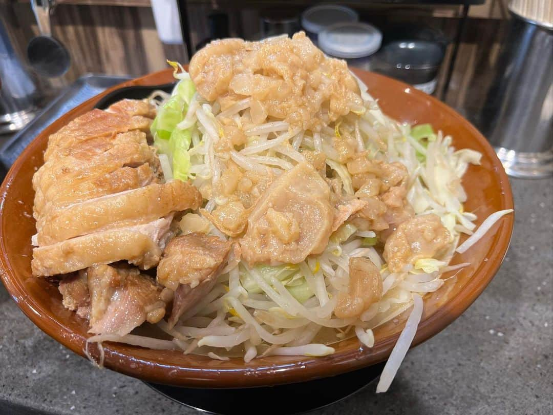 かこさんのインスタグラム写真 - (かこInstagram)「ラーメン豚山さん🐷🍜 開店と同時に駆け込むも既にたくさんの人が😳✨流石豚山さん… ⭐︎大ぶたW野菜マシマシアブラマシマシ麺硬め！ もうとにかく豚がほろっほろ…いつ来てもほろっほろ…箸で持てやんくらい！脂にも味がついとるから野菜と最高に合う🥹✨麺は太麺のワシワシで喉越しも良い最高の麺🍜出来立て過ぎて湯気すごい😂😂 皆さん豚山さんを見つけたらぜひお店へ🏃‍♂️匂いで豚山さんがあるかわかる（豚山センサー🐷） #豚山 #ラーメン #二郎系 #二郎系ラーメン #먹방 #대식가 #먹팔 #먹팔해요 #먹스타그램 #大食い #双子 #はらぺこツインズ  #大胃王 #モッパン #ความตะกละ #Ham ăn #gula #大食い女子」5月30日 23時53分 - harapeko__kako