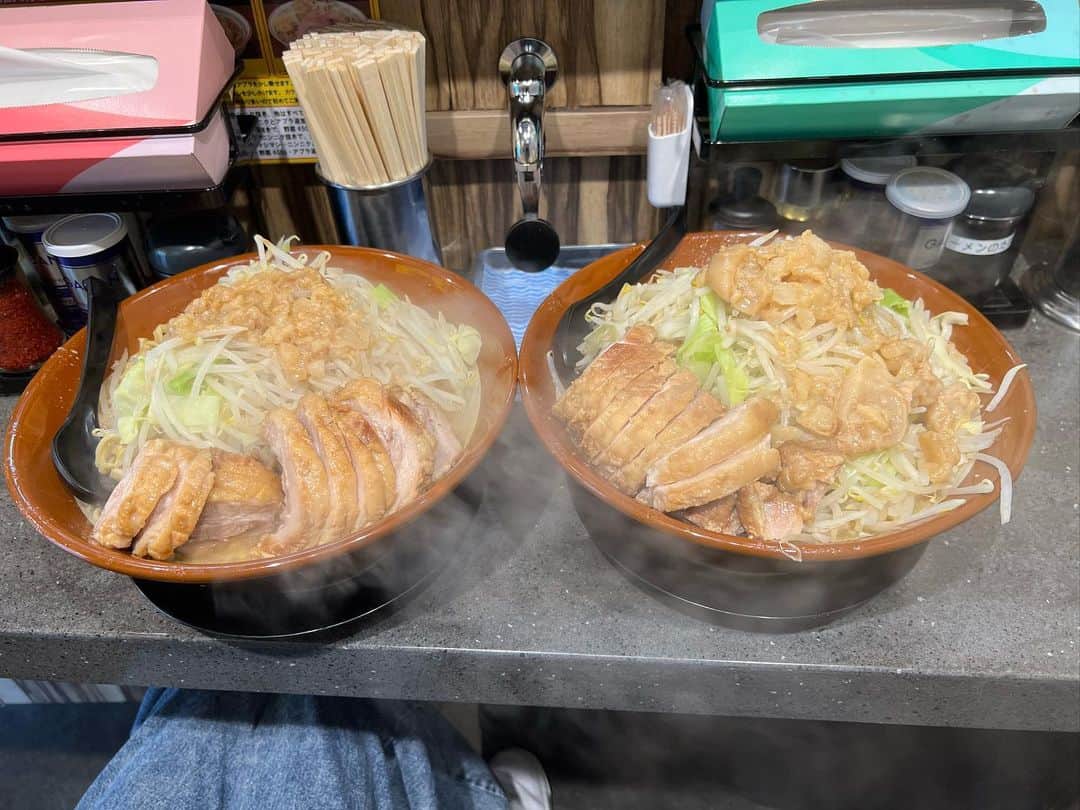 のインスタグラム：「ラーメン豚山さん🐷🍜 開店と同時に駆け込むも既にたくさんの人が😳✨流石豚山さん… ⭐︎大ぶたW野菜マシマシアブラマシマシ麺硬め！ もうとにかく豚がほろっほろ…いつ来てもほろっほろ…箸で持てやんくらい！脂にも味がついとるから野菜と最高に合う🥹✨麺は太麺のワシワシで喉越しも良い最高の麺🍜出来立て過ぎて湯気すごい😂😂 皆さん豚山さんを見つけたらぜひお店へ🏃‍♂️匂いで豚山さんがあるかわかる（豚山センサー🐷） #豚山 #ラーメン #二郎系 #二郎系ラーメン #먹방 #대식가 #먹팔 #먹팔해요 #먹스타그램 #大食い #双子 #はらぺこツインズ  #大胃王 #モッパン #ความตะกละ #Ham ăn #gula #大食い女子」