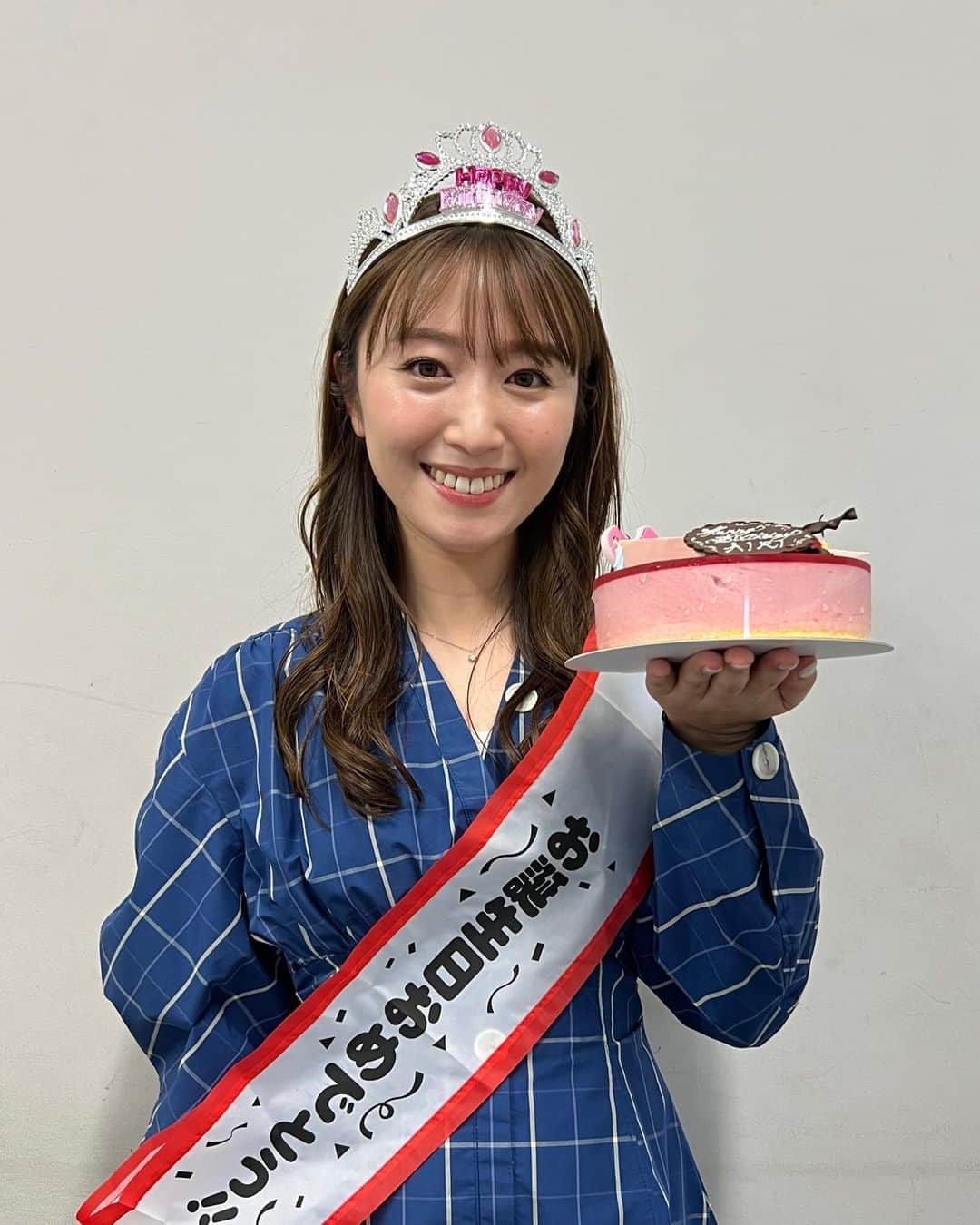 小山愛理のインスタグラム：「⁡ Twitterにも載せたけど、せっかくなのでこちらにも💙 先週キクマリでお祝いしてもらったときの📸 お誕生日感満載です☺️笑 ⁡ とても幸せ者です💙」