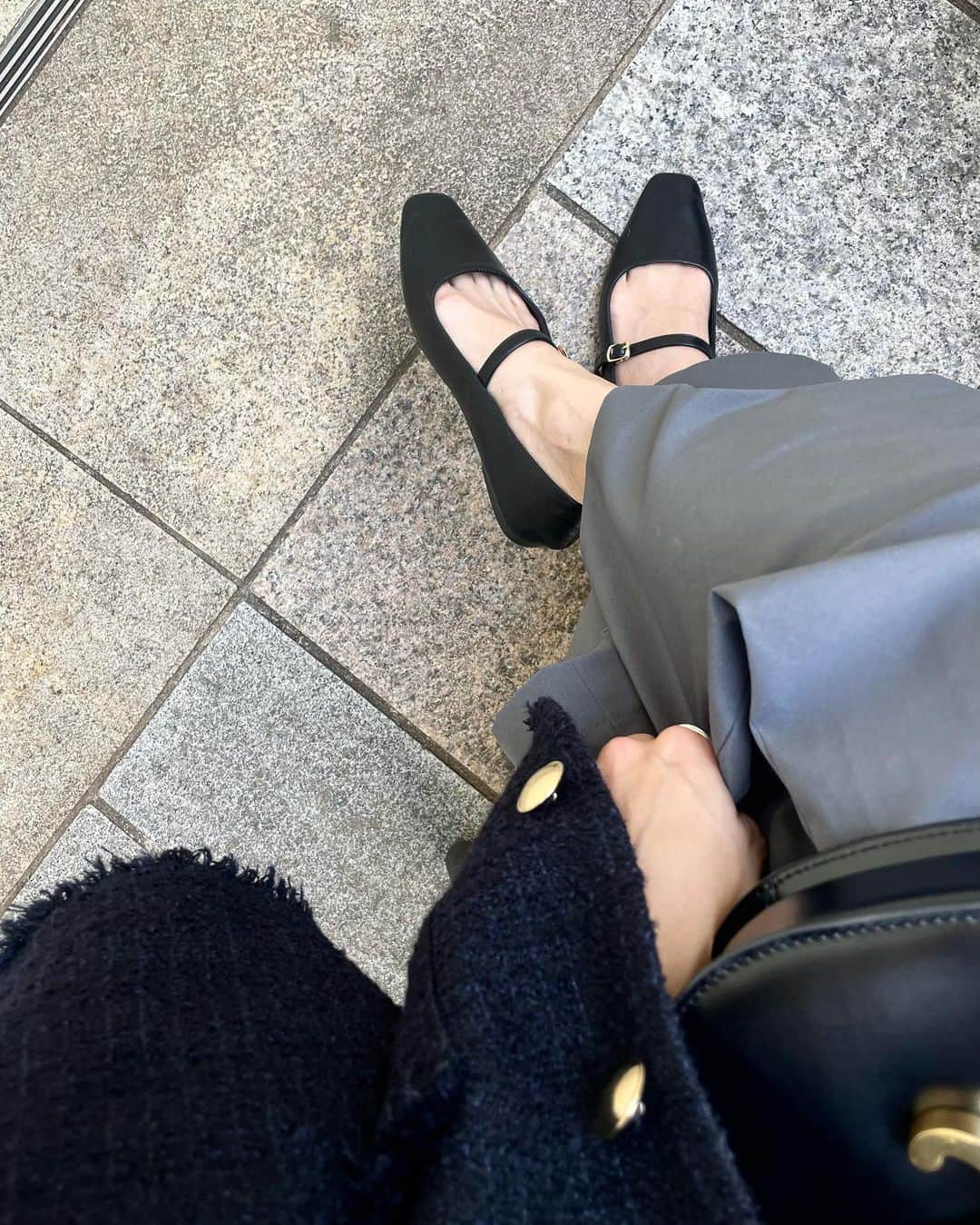 Aoiのインスタグラム：「かわいいお靴👠 柔らかいフラットパンプス様々でございます🙇‍♀️ ストラップあり始めてゲットした。  @fabbyfabby_tokyo」
