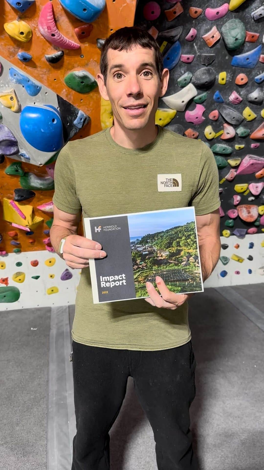 アレックス・オノルドのインスタグラム：「I’m super proud to share the @Honnoldfoundation’s 2022 Impact Report, our annual summary of the work that we supported over the last year. We gave over $2 million last year, and we’re aspiring to give more this year. As I said in the introductory letter: “As adoption of renewable energy has accelerated around the world, our team is continually reminded that this work is about more than just being a part of that transition. It’s becoming clear that the transition is an inevitability. The big remaining question is if we’ll use this moment to truly change the world for the better.”  It’s a reminder that our work will always be centered on the needs of local communities. Read the full report at the link in my bio」
