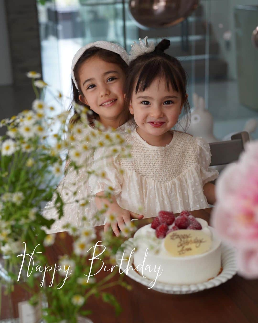 大橋菜央さんのインスタグラム写真 - (大橋菜央Instagram)「Happy 3rd birthday Ann!  You make my everyday so special🫶 . . . Ann３歳になりました👸 . 意思が強く自立心も強く他人の意見に全くもって影響されない鋼のメンタルを持つAnn🤣 周りのものたちが柔軟性と手放す心を持つことで世界が成り立っています笑 . プリンセスブームがやってきて スクールにも毎日のようにドレスを着て、 プラスチックのキラキラサンダル(つっかけ)をはいて出掛けます🫣 . 表情豊かでくるくる変わる様子に楽しませてもらったり するどく大人びた発言にドキッとさせられたり 間違って地雷を踏むと爆発したりw ミュージカルのように気持ちを歌にしてくれたり🎶 刺激的な毎日をありがとう🫶 . . . 🧒🏻Annのことば🗣 まま〜なんで今日は車が少ないんだろうね〜 #GWの初日 #東京の交通量の変化を察知 . みあそれかかと痛くないー？ (ﾐｱ)痛くないよーなんで？ あんちゃんそれはいたらかかと痛いのよ〜 (ﾐｱ)えーこれと同じ靴ー？ 同じ靴なのよーもう赤ちゃんにあげなあかん #女子高生かい . . . Ann outfit @ryleeandcru.japan  . . . #annbabyliving  #miababyliving  #3yearsold #3歳誕生日  #happybirthday #annbabyliving_month」5月30日 23時56分 - naoliving