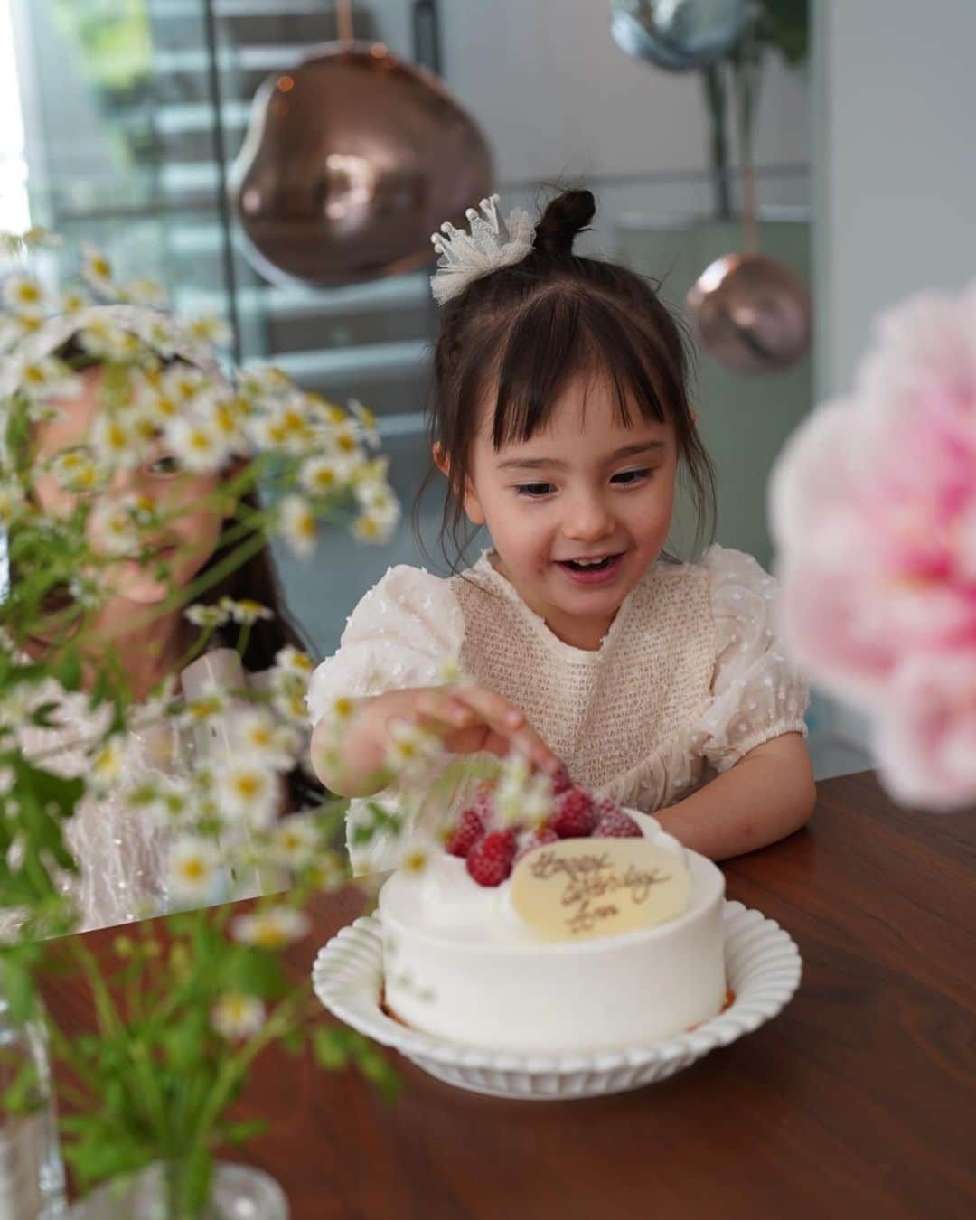 大橋菜央さんのインスタグラム写真 - (大橋菜央Instagram)「Happy 3rd birthday Ann!  You make my everyday so special🫶 . . . Ann３歳になりました👸 . 意思が強く自立心も強く他人の意見に全くもって影響されない鋼のメンタルを持つAnn🤣 周りのものたちが柔軟性と手放す心を持つことで世界が成り立っています笑 . プリンセスブームがやってきて スクールにも毎日のようにドレスを着て、 プラスチックのキラキラサンダル(つっかけ)をはいて出掛けます🫣 . 表情豊かでくるくる変わる様子に楽しませてもらったり するどく大人びた発言にドキッとさせられたり 間違って地雷を踏むと爆発したりw ミュージカルのように気持ちを歌にしてくれたり🎶 刺激的な毎日をありがとう🫶 . . . 🧒🏻Annのことば🗣 まま〜なんで今日は車が少ないんだろうね〜 #GWの初日 #東京の交通量の変化を察知 . みあそれかかと痛くないー？ (ﾐｱ)痛くないよーなんで？ あんちゃんそれはいたらかかと痛いのよ〜 (ﾐｱ)えーこれと同じ靴ー？ 同じ靴なのよーもう赤ちゃんにあげなあかん #女子高生かい . . . Ann outfit @ryleeandcru.japan  . . . #annbabyliving  #miababyliving  #3yearsold #3歳誕生日  #happybirthday #annbabyliving_month」5月30日 23時56分 - naoliving