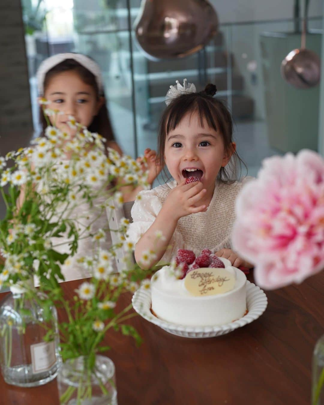 大橋菜央さんのインスタグラム写真 - (大橋菜央Instagram)「Happy 3rd birthday Ann!  You make my everyday so special🫶 . . . Ann３歳になりました👸 . 意思が強く自立心も強く他人の意見に全くもって影響されない鋼のメンタルを持つAnn🤣 周りのものたちが柔軟性と手放す心を持つことで世界が成り立っています笑 . プリンセスブームがやってきて スクールにも毎日のようにドレスを着て、 プラスチックのキラキラサンダル(つっかけ)をはいて出掛けます🫣 . 表情豊かでくるくる変わる様子に楽しませてもらったり するどく大人びた発言にドキッとさせられたり 間違って地雷を踏むと爆発したりw ミュージカルのように気持ちを歌にしてくれたり🎶 刺激的な毎日をありがとう🫶 . . . 🧒🏻Annのことば🗣 まま〜なんで今日は車が少ないんだろうね〜 #GWの初日 #東京の交通量の変化を察知 . みあそれかかと痛くないー？ (ﾐｱ)痛くないよーなんで？ あんちゃんそれはいたらかかと痛いのよ〜 (ﾐｱ)えーこれと同じ靴ー？ 同じ靴なのよーもう赤ちゃんにあげなあかん #女子高生かい . . . Ann outfit @ryleeandcru.japan  . . . #annbabyliving  #miababyliving  #3yearsold #3歳誕生日  #happybirthday #annbabyliving_month」5月30日 23時56分 - naoliving