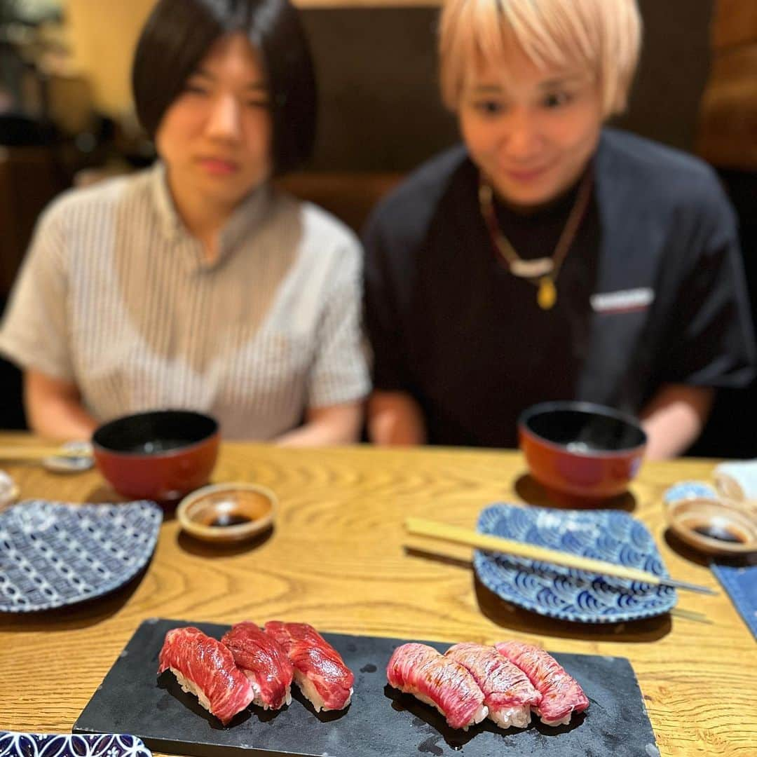 松本弥生さんのインスタグラム写真 - (松本弥生Instagram)「・ 華奈ちゃん、美里ちゃんと馬の会。  華奈ちゃん、7月に超RIZIN.2出ます。まじかっけぇ。応援行く！！  美里ちゃん、海外で柔道教えてる。まじかっけぇ。カンボジアのご飯が美味しいらしい！！  弥生ちゃん、世界マスターズに向けてコソコソ練習してるらしい！！  乾杯の音頭が 「かんぱーい❤️」 じゃなくて、 「おつかれっすーういー」 なのが逆に居心地良い。笑  とりあえず今度華奈ちゃんのジムでキックボクシングしてきます。 大丈夫か、わたしの膝。あとリズム感。」5月31日 0時10分 - yayoi_matsumoto841