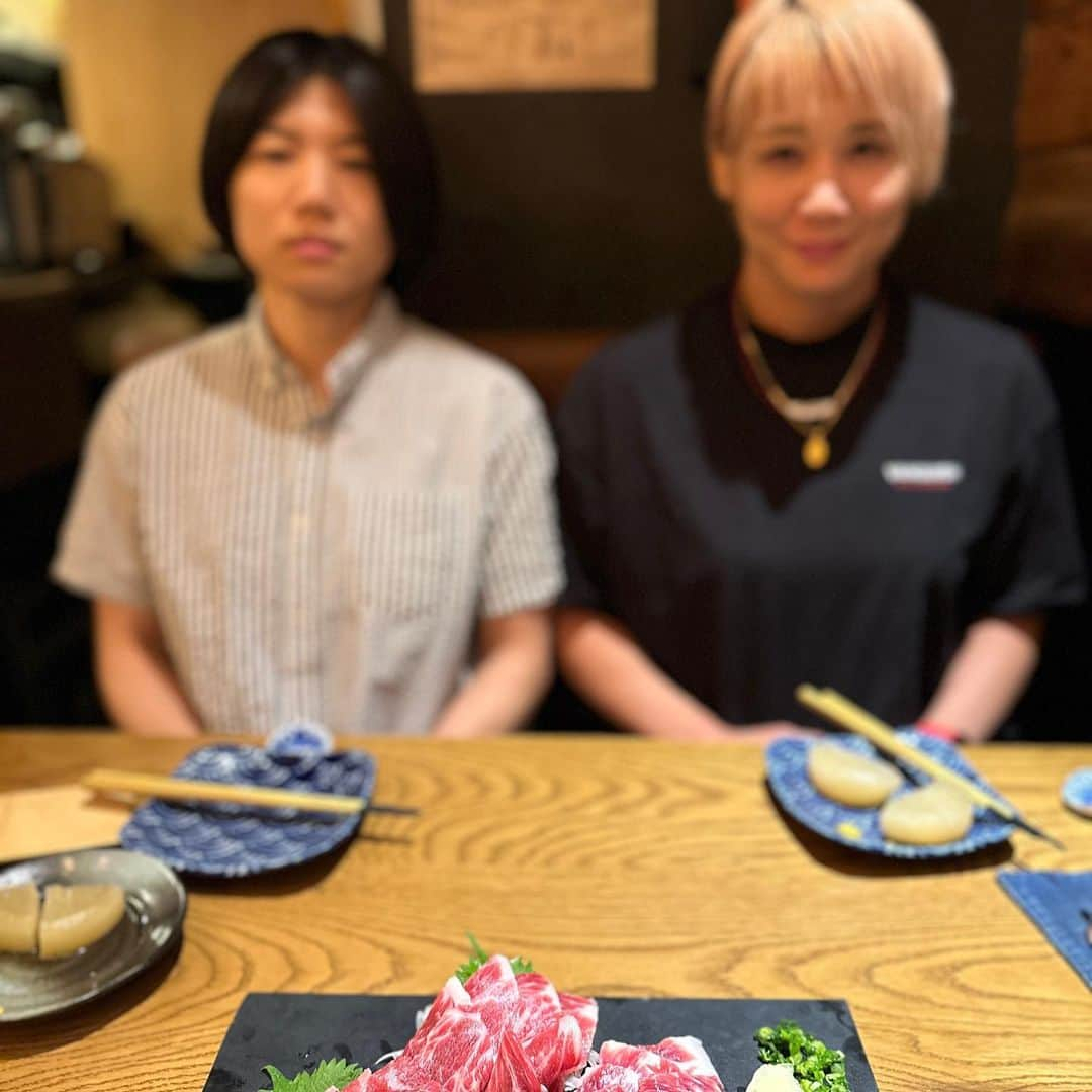 松本弥生さんのインスタグラム写真 - (松本弥生Instagram)「・ 華奈ちゃん、美里ちゃんと馬の会。  華奈ちゃん、7月に超RIZIN.2出ます。まじかっけぇ。応援行く！！  美里ちゃん、海外で柔道教えてる。まじかっけぇ。カンボジアのご飯が美味しいらしい！！  弥生ちゃん、世界マスターズに向けてコソコソ練習してるらしい！！  乾杯の音頭が 「かんぱーい❤️」 じゃなくて、 「おつかれっすーういー」 なのが逆に居心地良い。笑  とりあえず今度華奈ちゃんのジムでキックボクシングしてきます。 大丈夫か、わたしの膝。あとリズム感。」5月31日 0時10分 - yayoi_matsumoto841