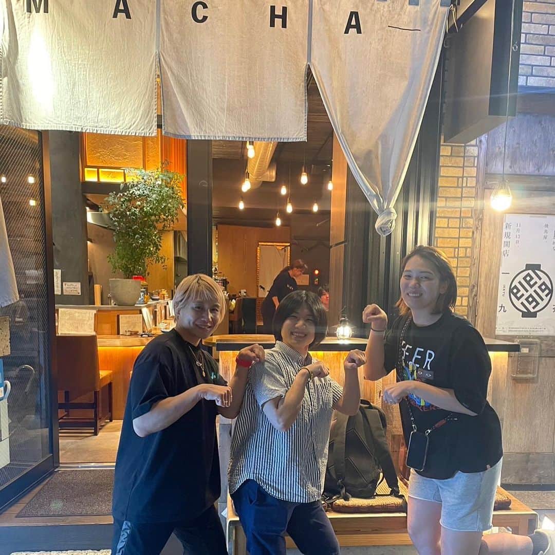 のインスタグラム：「・ 華奈ちゃん、美里ちゃんと馬の会。  華奈ちゃん、7月に超RIZIN.2出ます。まじかっけぇ。応援行く！！  美里ちゃん、海外で柔道教えてる。まじかっけぇ。カンボジアのご飯が美味しいらしい！！  弥生ちゃん、世界マスターズに向けてコソコソ練習してるらしい！！  乾杯の音頭が 「かんぱーい❤️」 じゃなくて、 「おつかれっすーういー」 なのが逆に居心地良い。笑  とりあえず今度華奈ちゃんのジムでキックボクシングしてきます。 大丈夫か、わたしの膝。あとリズム感。」